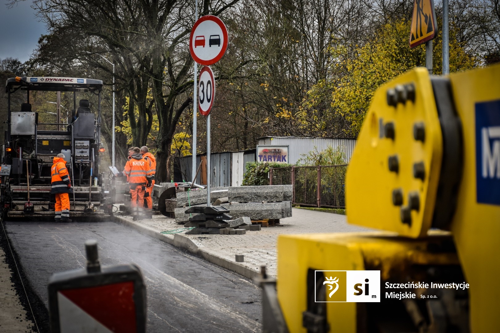 Na placu budowy panuje wzmożony ruch sprzętu drogowego.