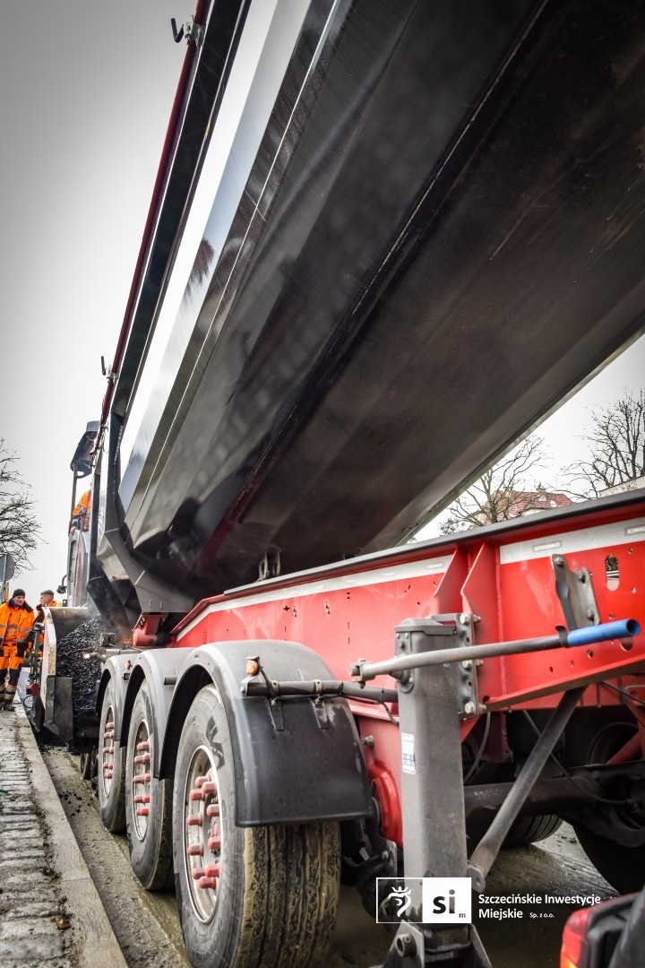 Na placu budowy panuje wzmożony ruch sprzętu drogowego.