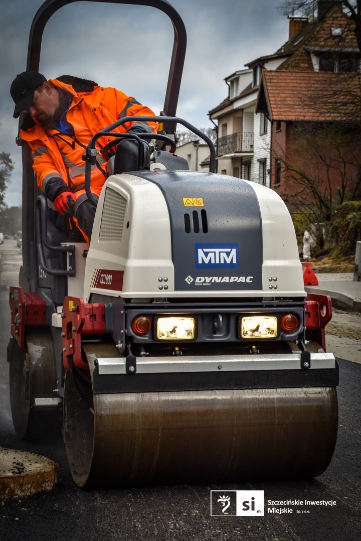 Na placu budowy panuje wzmożony ruch sprzętu drogowego.