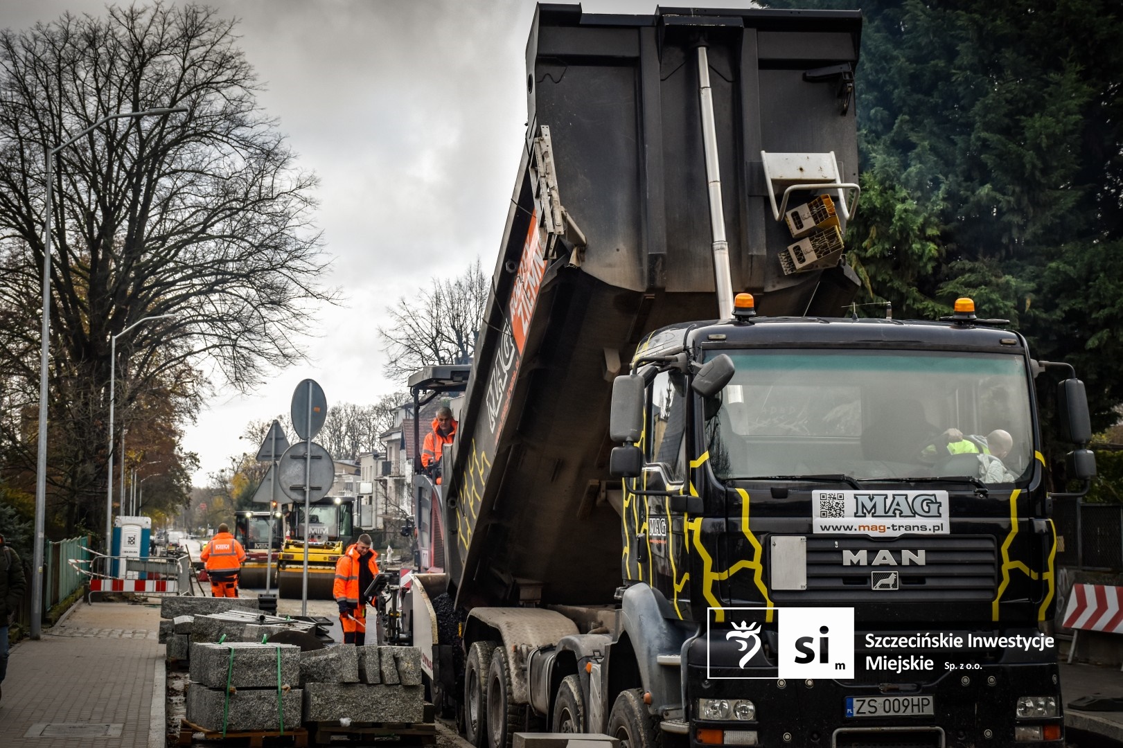 Na placu budowy panuje wzmożony ruch sprzętu drogowego.