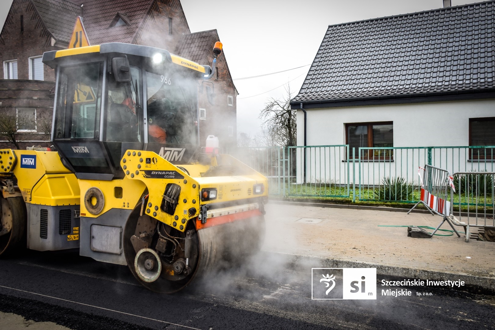 Na placu budowy panuje wzmożony ruch sprzętu drogowego.