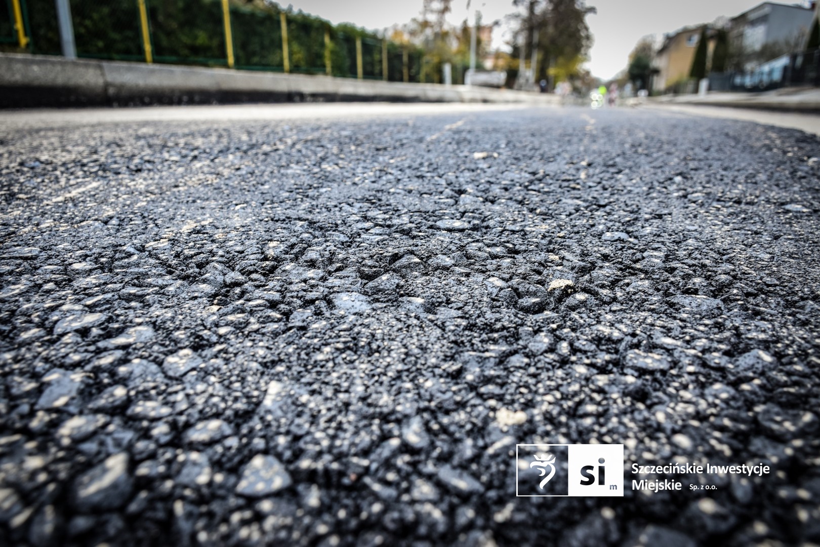 Na placu budowy panuje wzmożony ruch sprzętu drogowego.