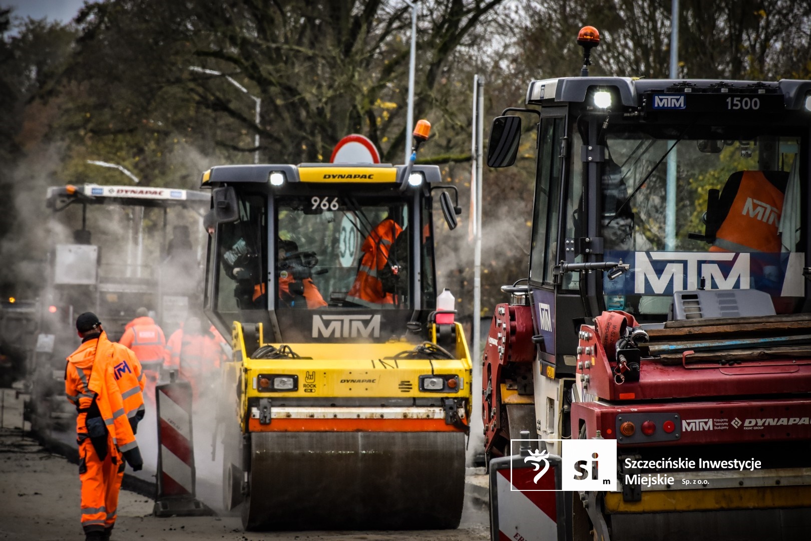 Na placu budowy panuje wzmożony ruch sprzętu drogowego.
