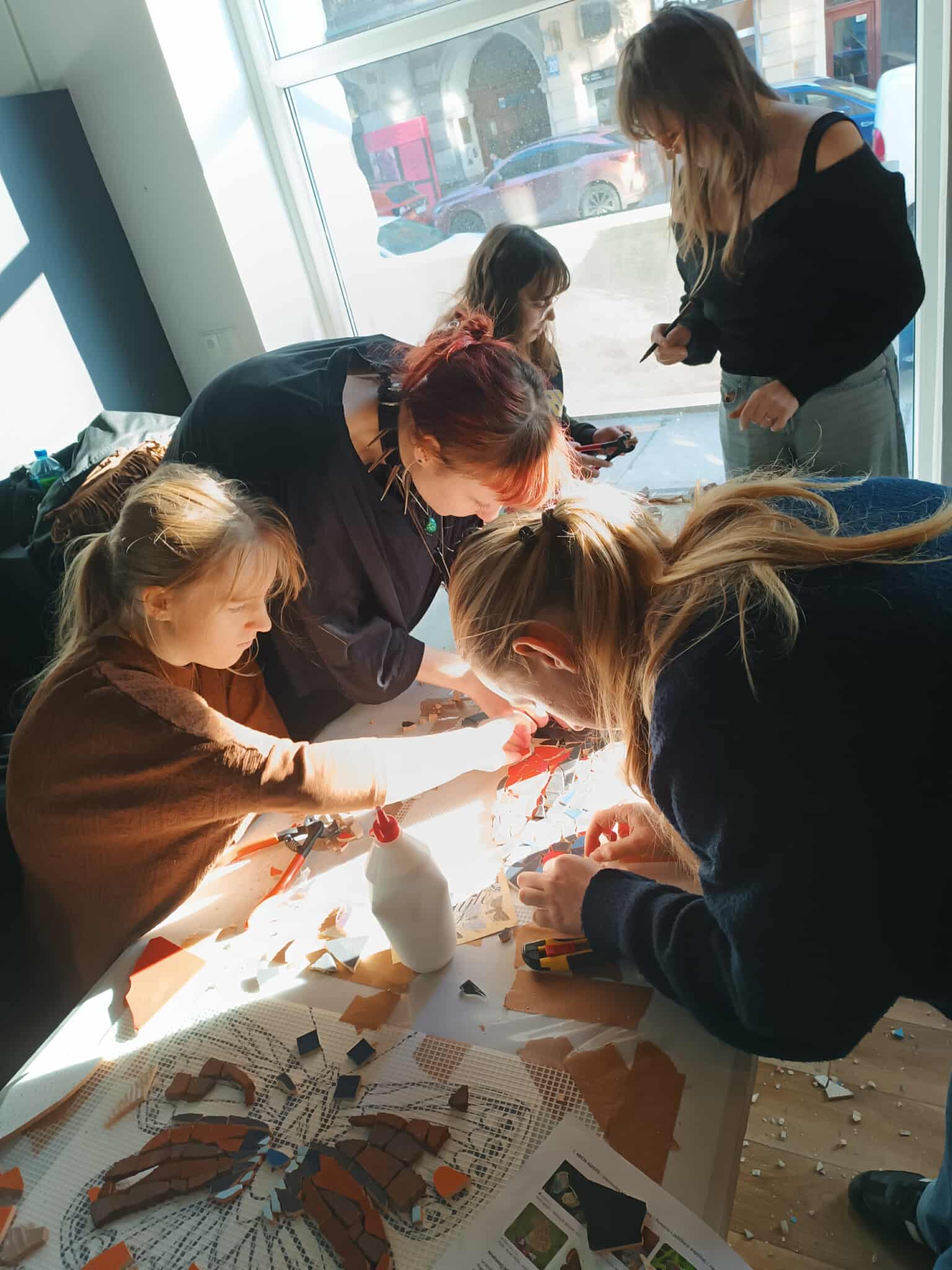 Przez ostatnie miesiące grupa młodzieży pracowała nad wspólnym działaniem skierowanym do mieszkańców Śródmieścia. Przez ostatnie miesiące grupa młodzieży pracowała nad wspólnym działaniem skierowanym do mieszkańców Śródmieścia.