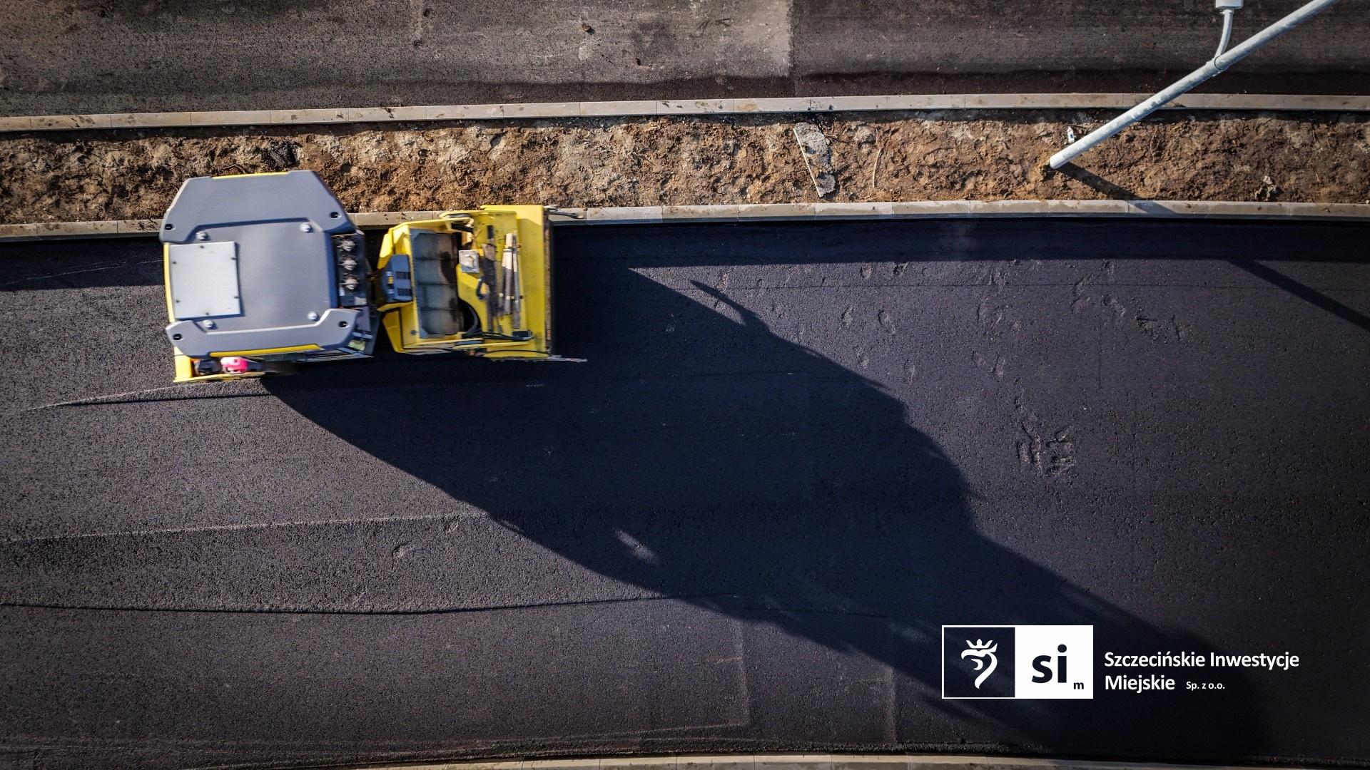 Układanie pierwszych warstw bitumicznych.