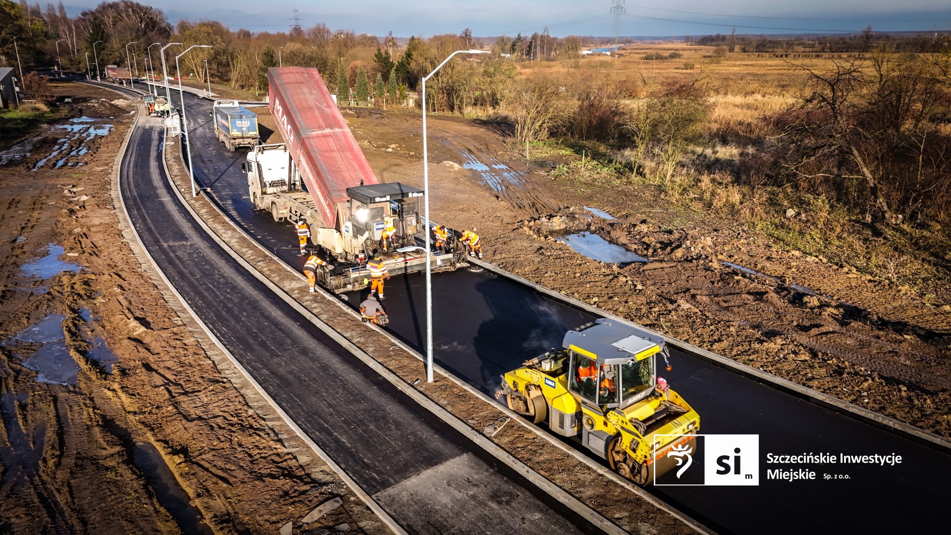 Układanie pierwszych warstw bitumicznych.
