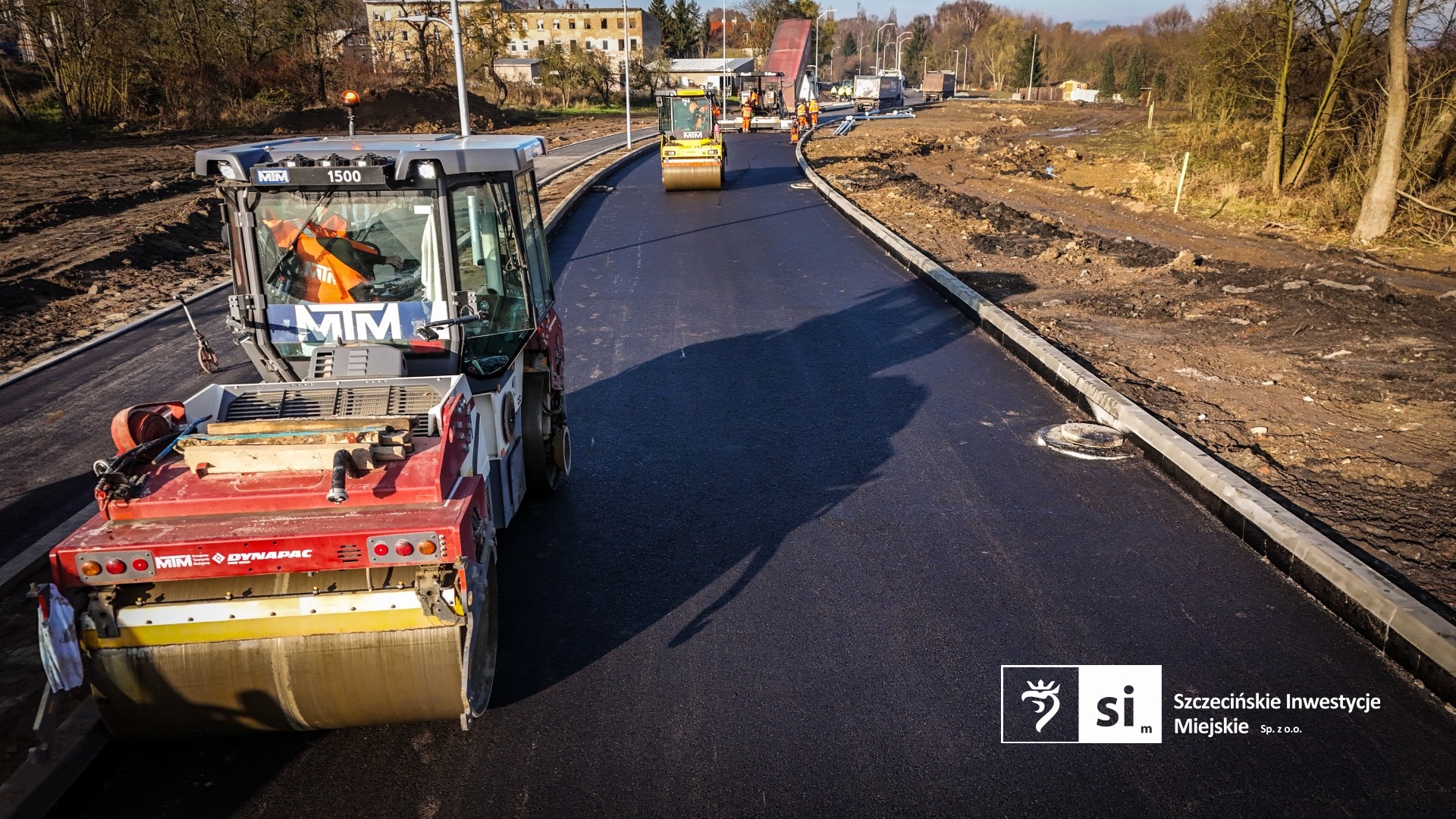 Układanie pierwszych warstw bitumicznych.
