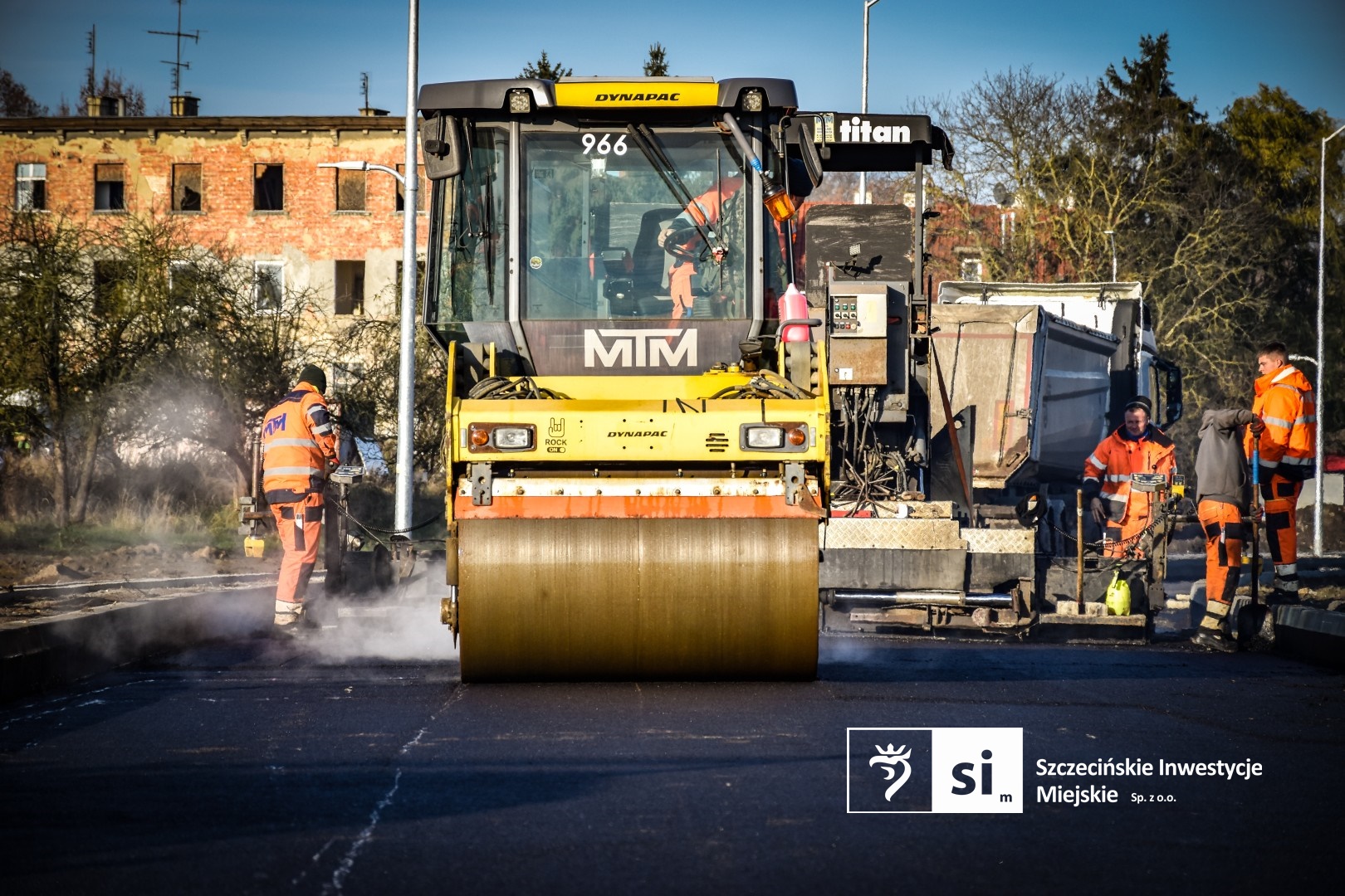 Układanie pierwszych warstw bitumicznych.