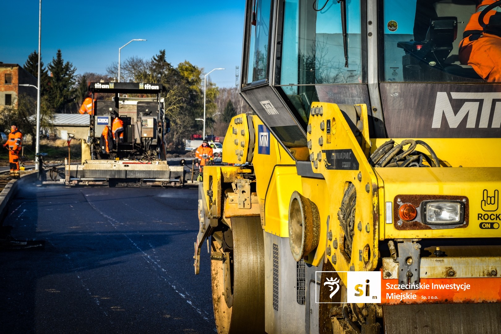 Układanie pierwszych warstw bitumicznych.