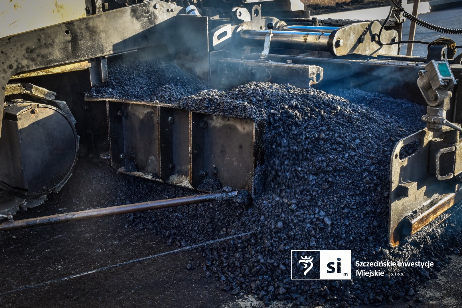 Układanie pierwszych warstw bitumicznych.