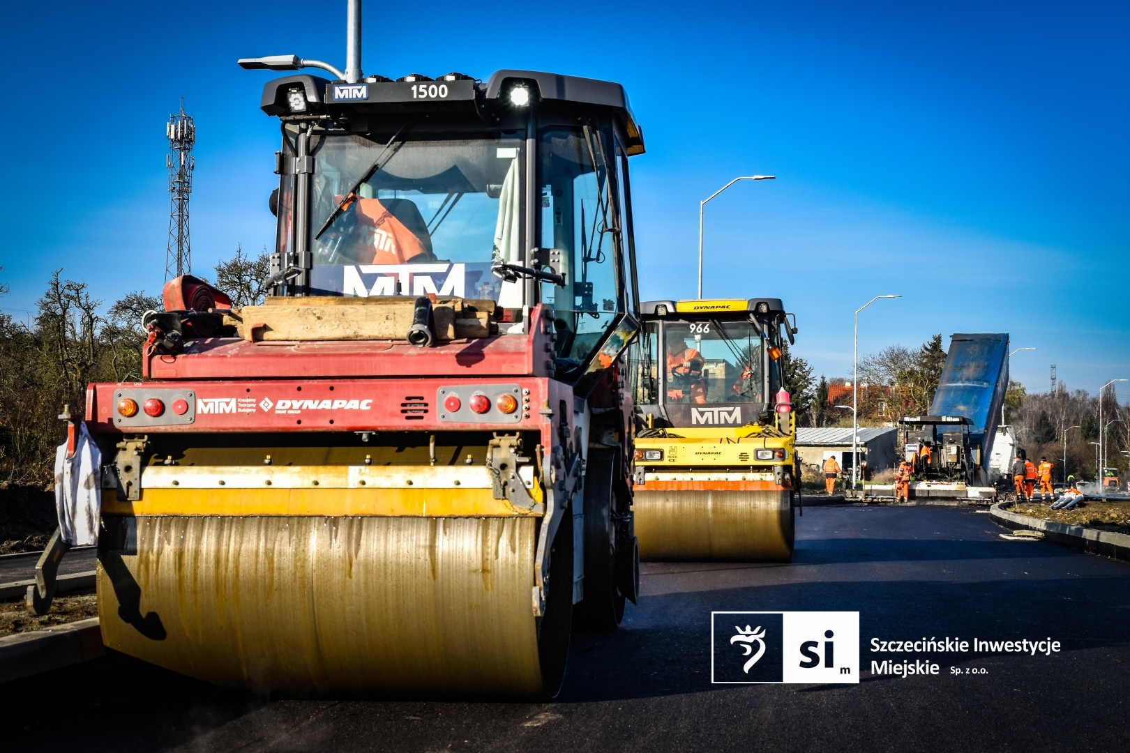 Układanie pierwszych warstw bitumicznych.