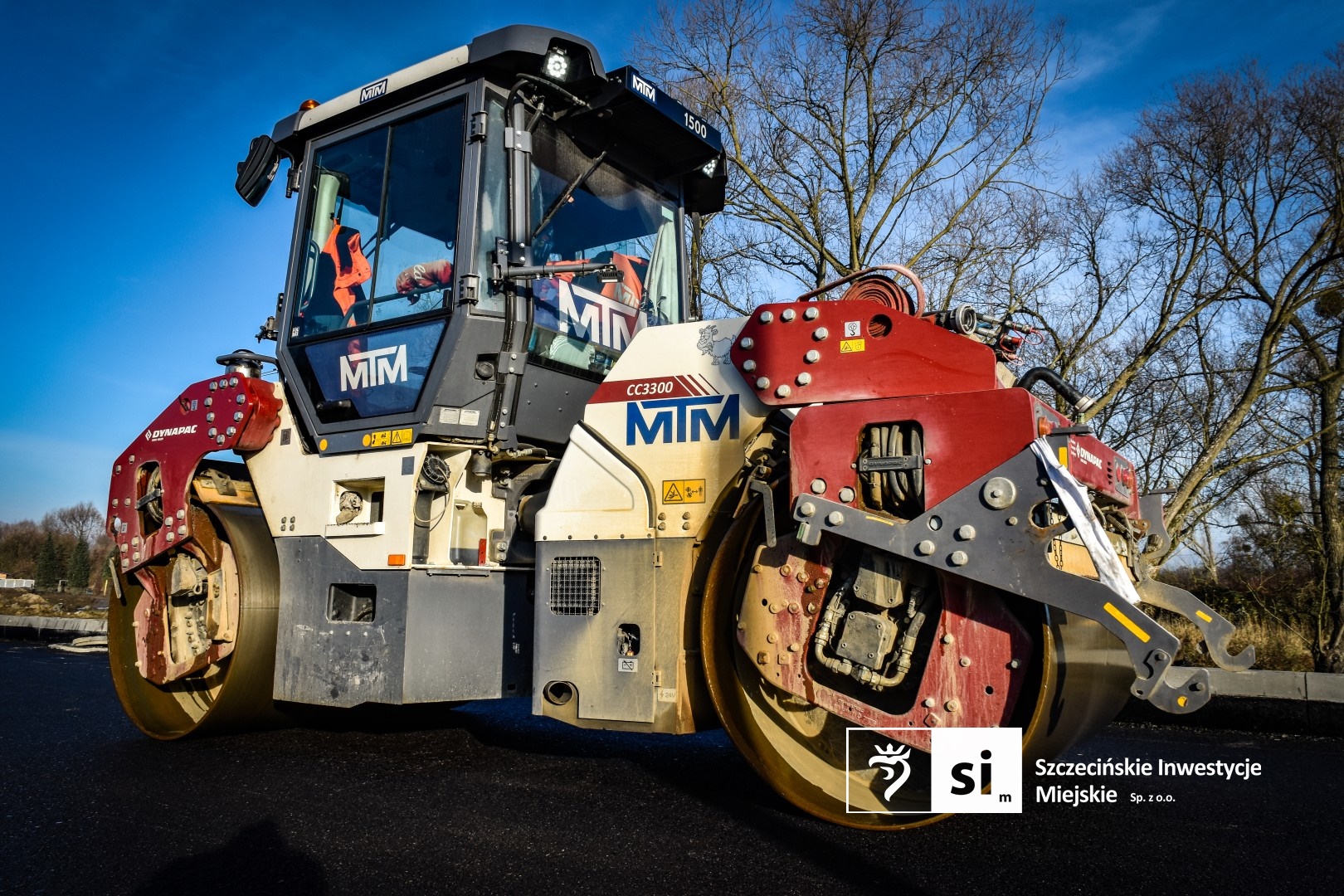 Układanie pierwszych warstw bitumicznych.