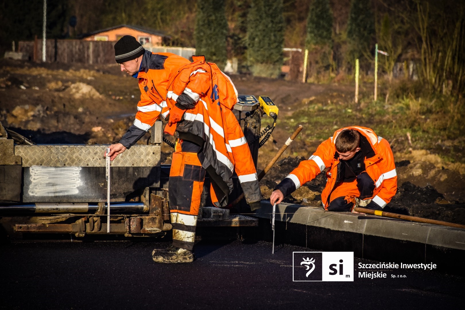 Układanie pierwszych warstw bitumicznych.