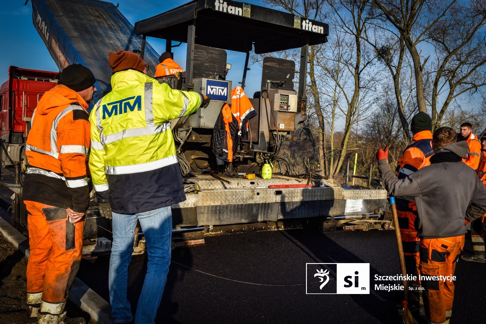 Układanie pierwszych warstw bitumicznych.