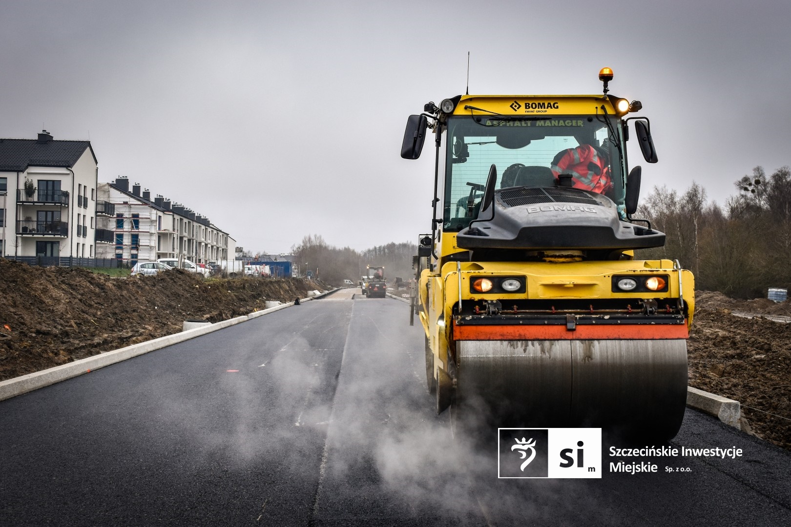 Drogowcy zakończyli właśnie kluczowy etap prac: układanie mas bitumicznych.