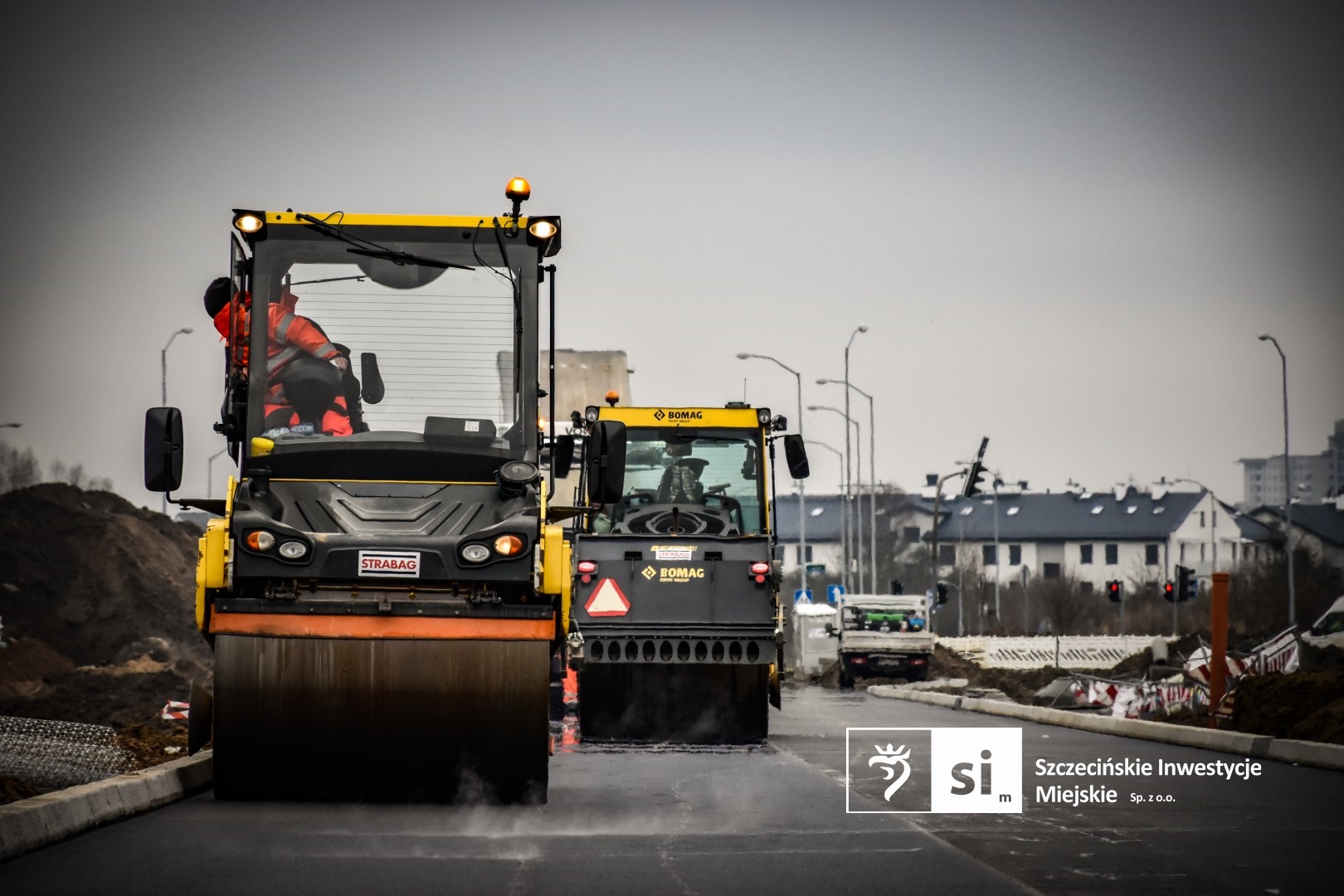 Drogowcy zakończyli właśnie kluczowy etap prac: układanie mas bitumicznych.