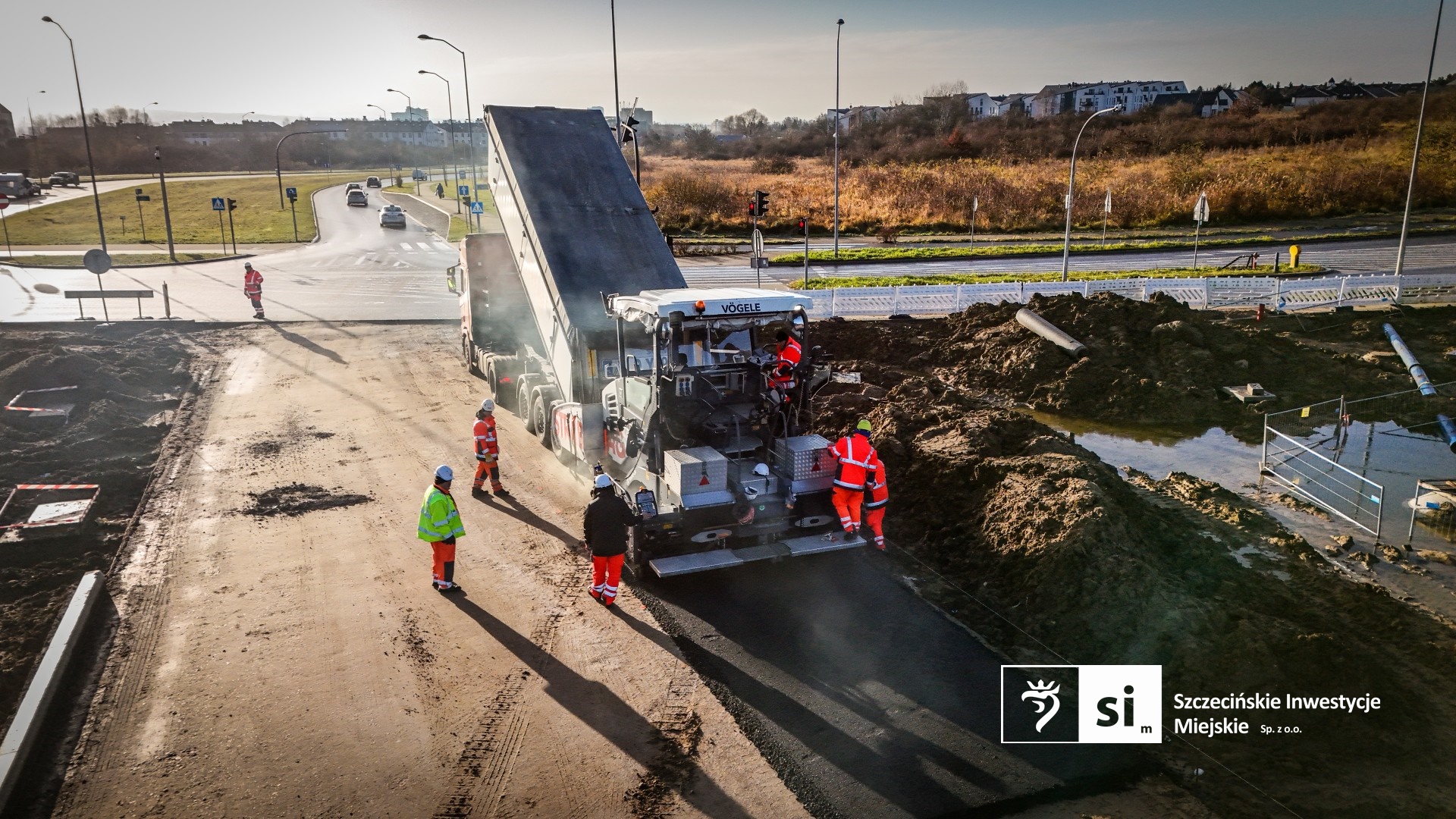 Drogowcy zakończyli właśnie kluczowy etap prac: układanie mas bitumicznych.