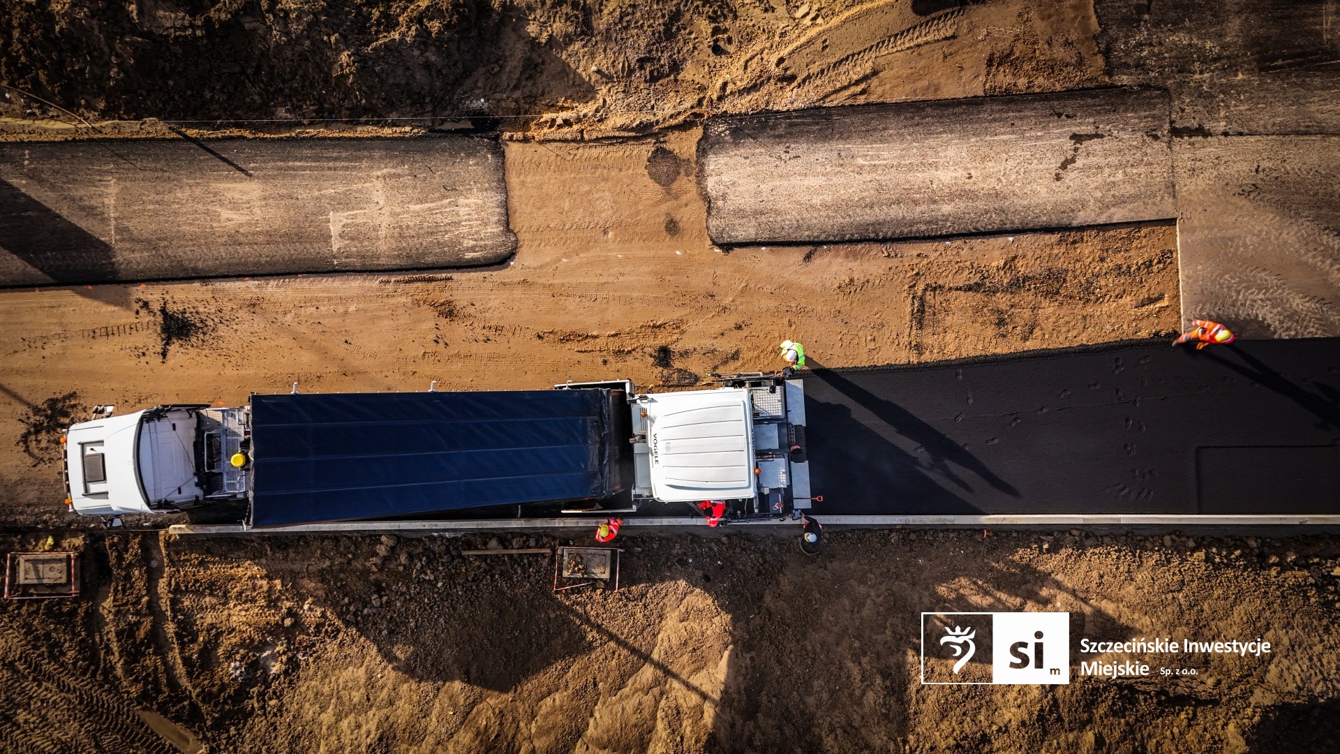Drogowcy zakończyli właśnie kluczowy etap prac: układanie mas bitumicznych.
