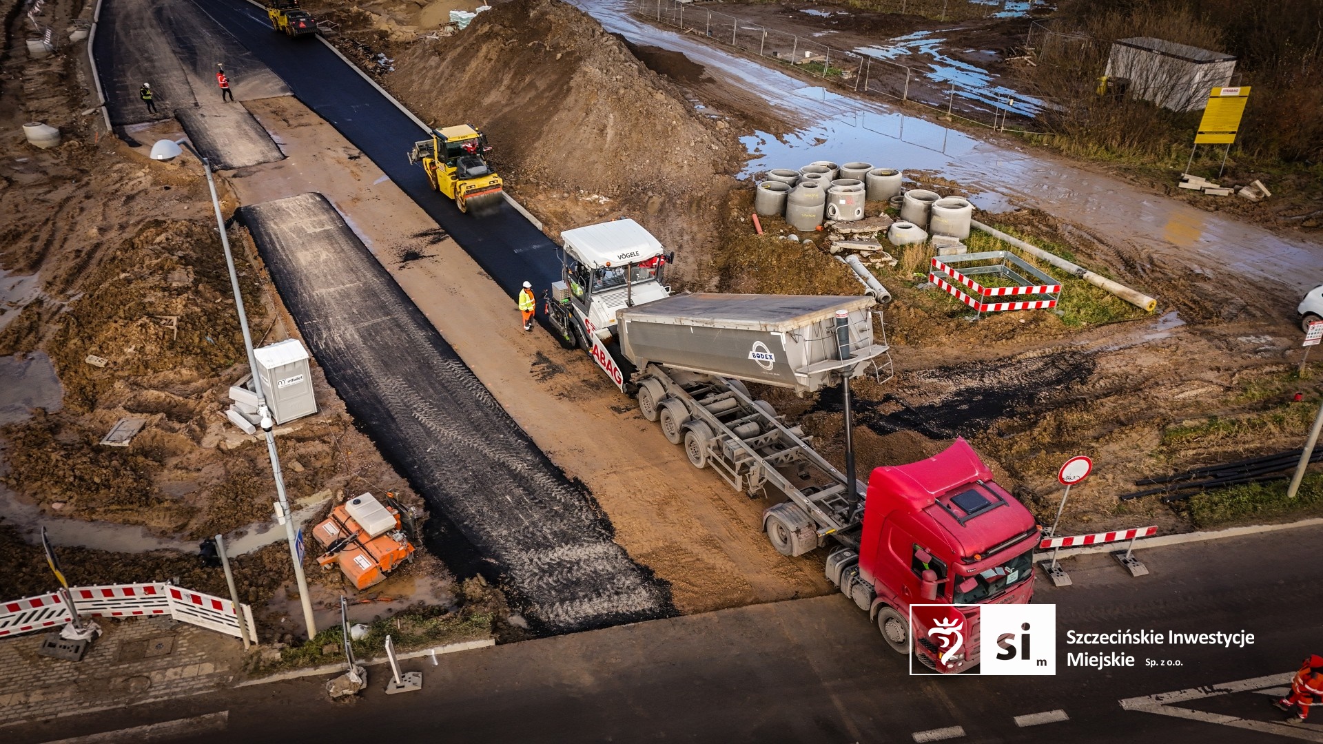 Drogowcy zakończyli właśnie kluczowy etap prac: układanie mas bitumicznych.