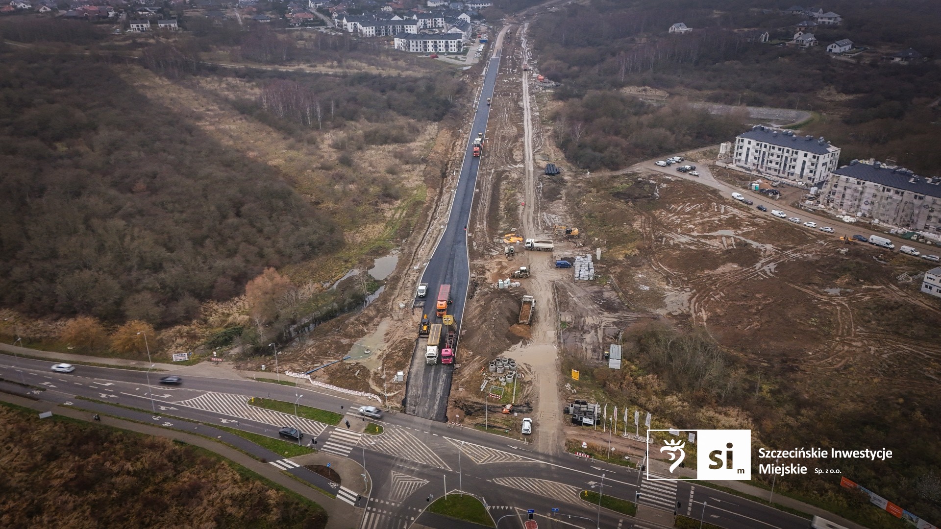 Drogowcy zakończyli właśnie kluczowy etap prac: układanie mas bitumicznych.