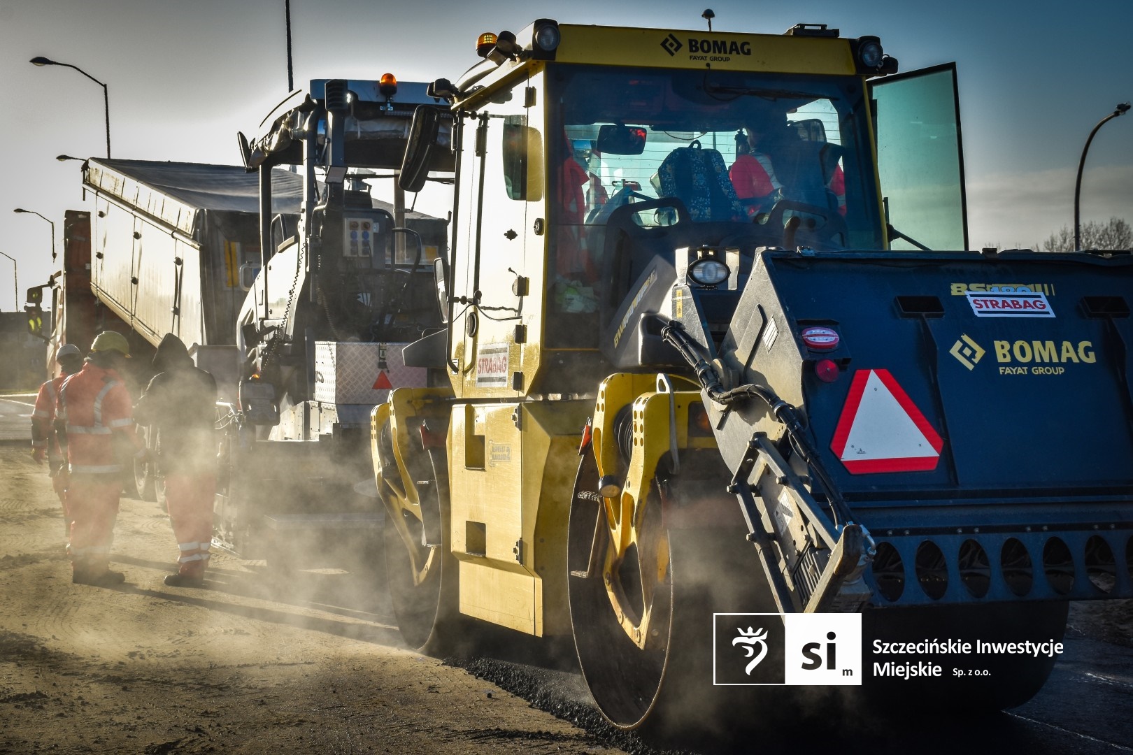 Drogowcy zakończyli właśnie kluczowy etap prac: układanie mas bitumicznych.