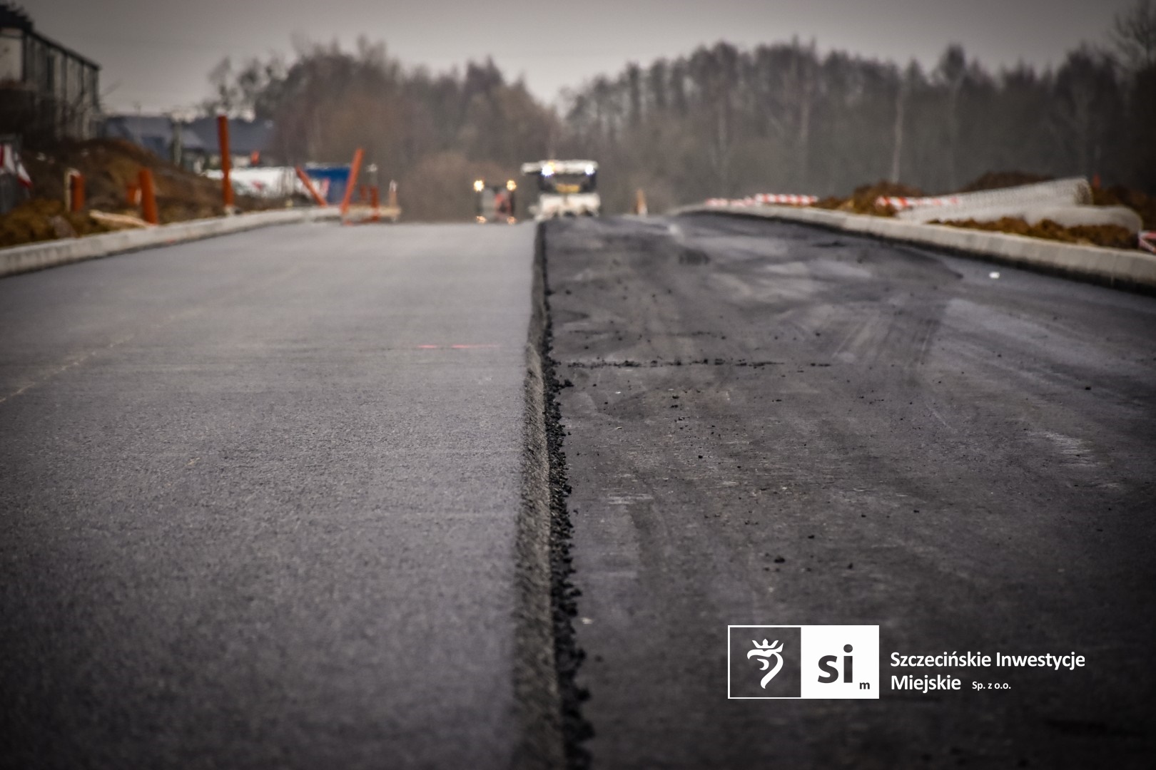 Drogowcy zakończyli właśnie kluczowy etap prac: układanie mas bitumicznych.