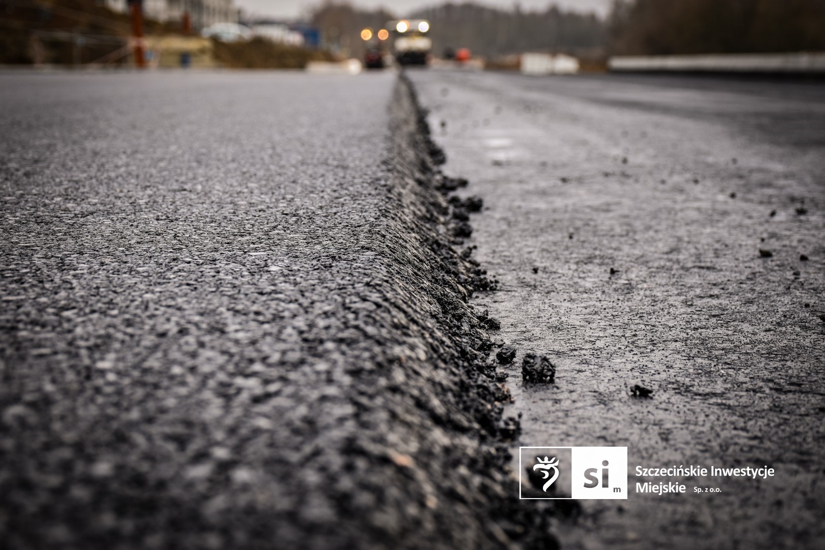 Drogowcy zakończyli właśnie kluczowy etap prac: układanie mas bitumicznych.