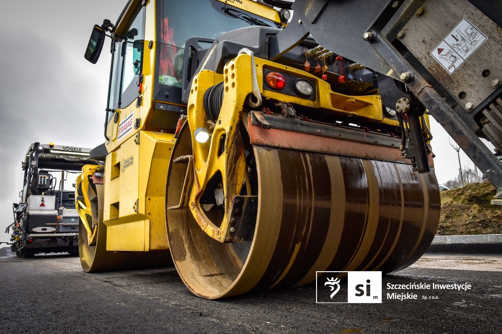 Drogowcy zakończyli właśnie kluczowy etap prac: układanie mas bitumicznych.