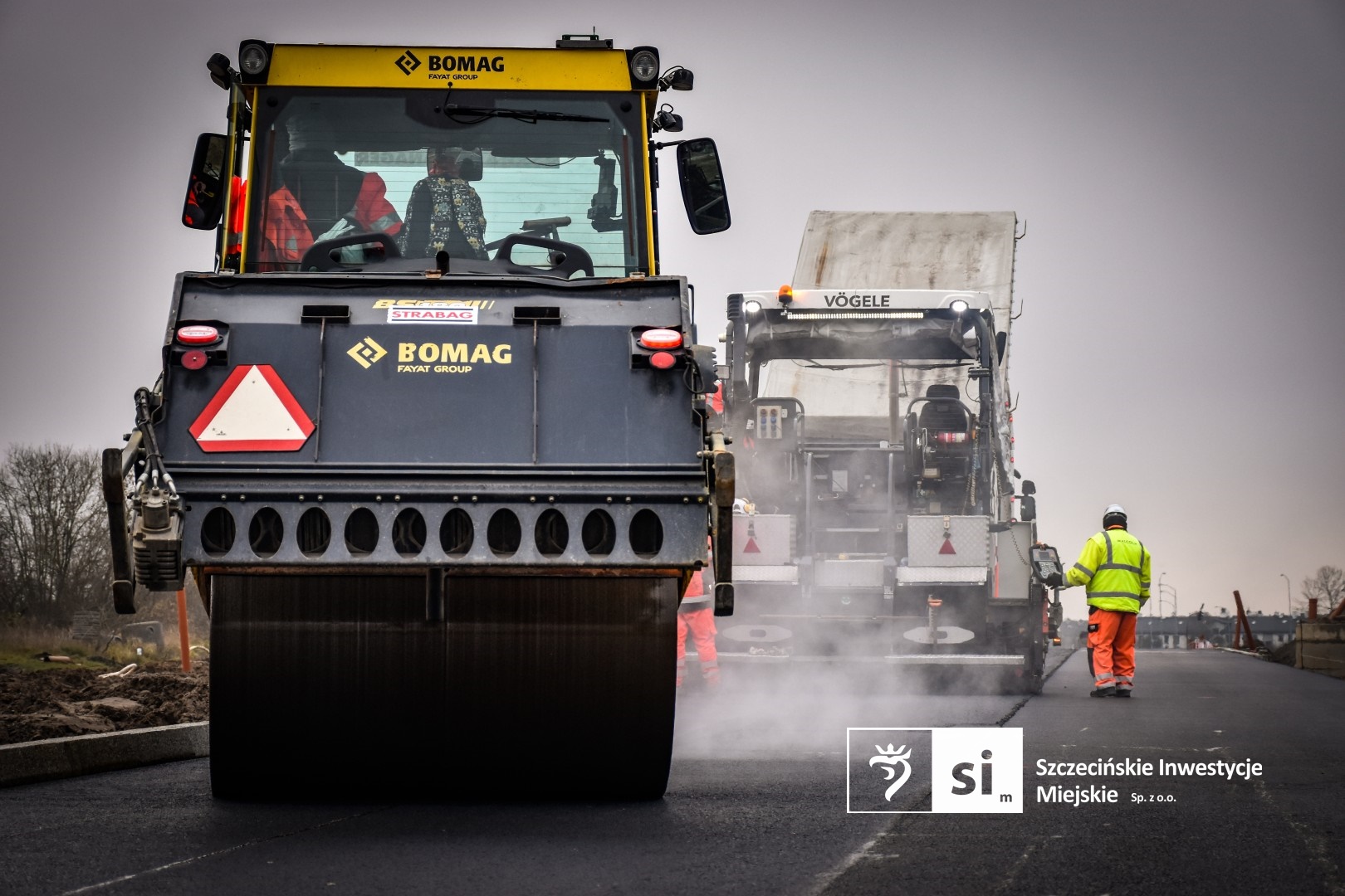 Drogowcy zakończyli właśnie kluczowy etap prac: układanie mas bitumicznych.
