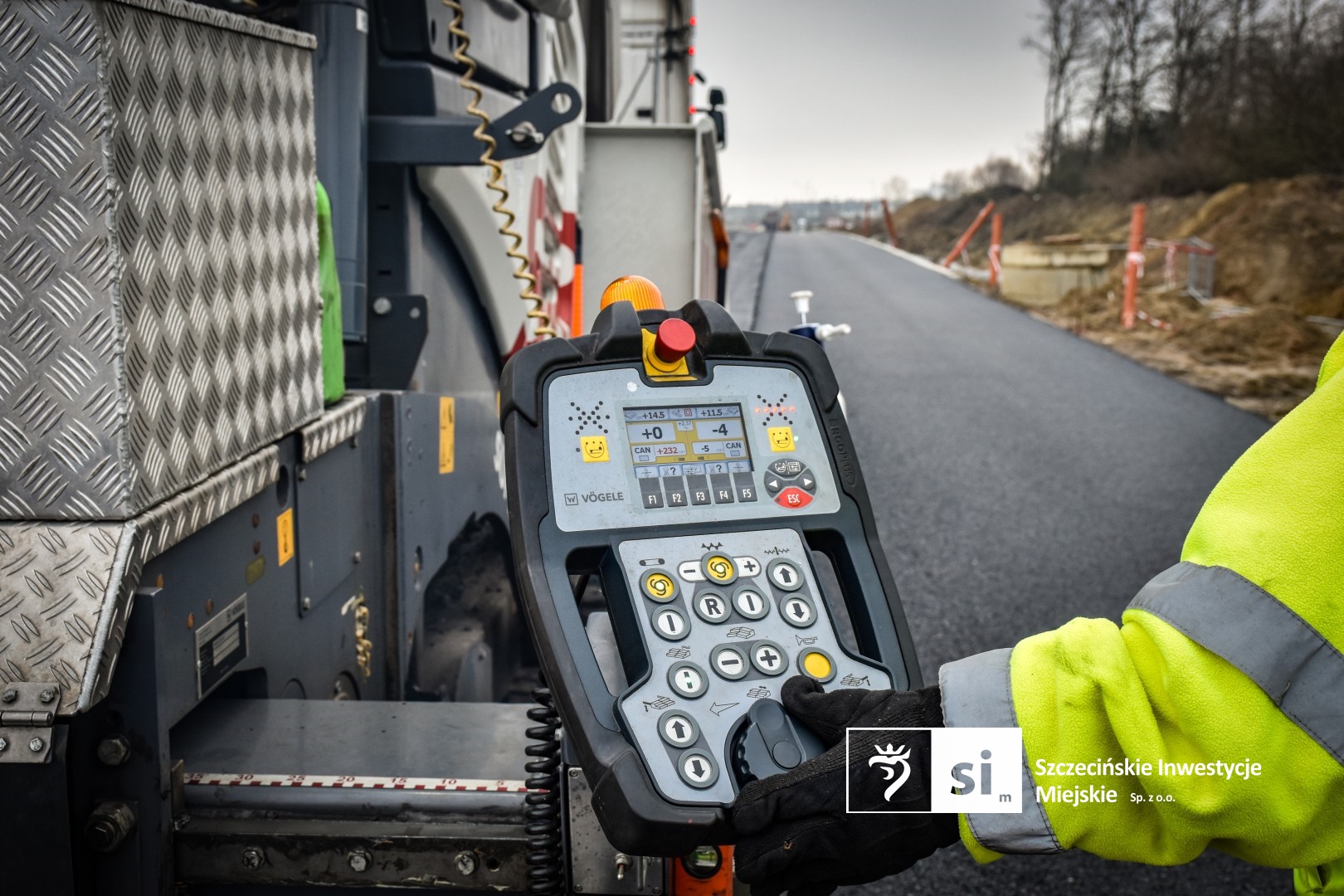 Drogowcy zakończyli właśnie kluczowy etap prac: układanie mas bitumicznych.