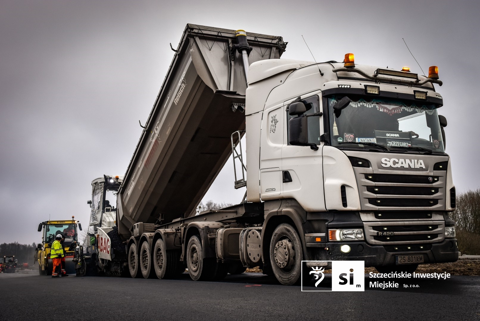 Drogowcy zakończyli właśnie kluczowy etap prac: układanie mas bitumicznych.