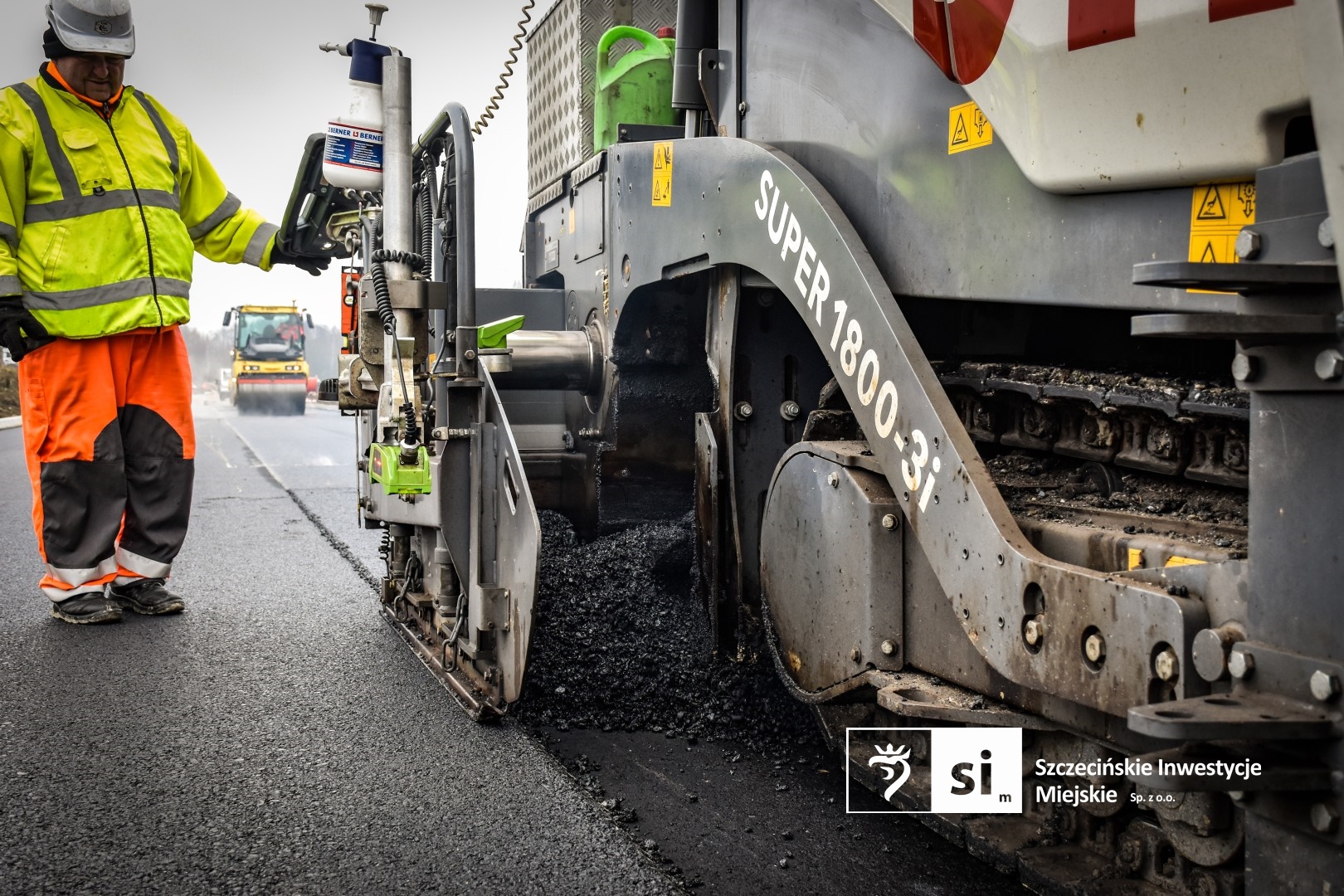 Drogowcy zakończyli właśnie kluczowy etap prac: układanie mas bitumicznych.