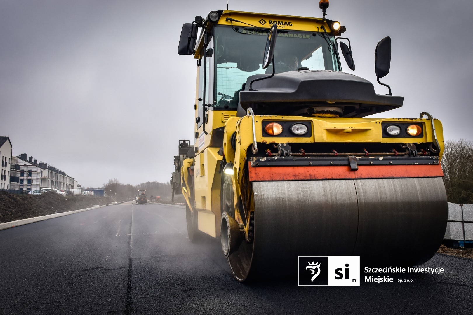 Drogowcy zakończyli właśnie kluczowy etap prac: układanie mas bitumicznych.