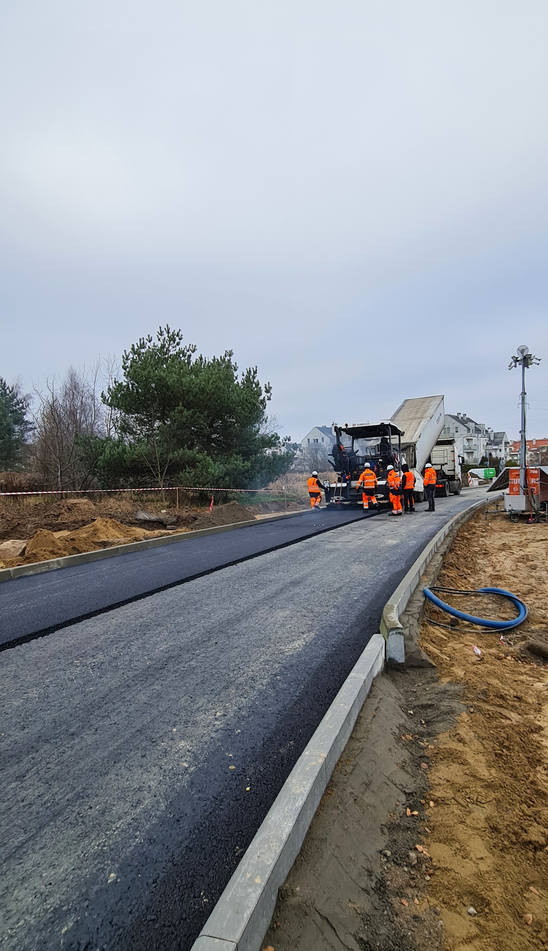 Prace przy nakładaniu nawierzchni bitumicznych.