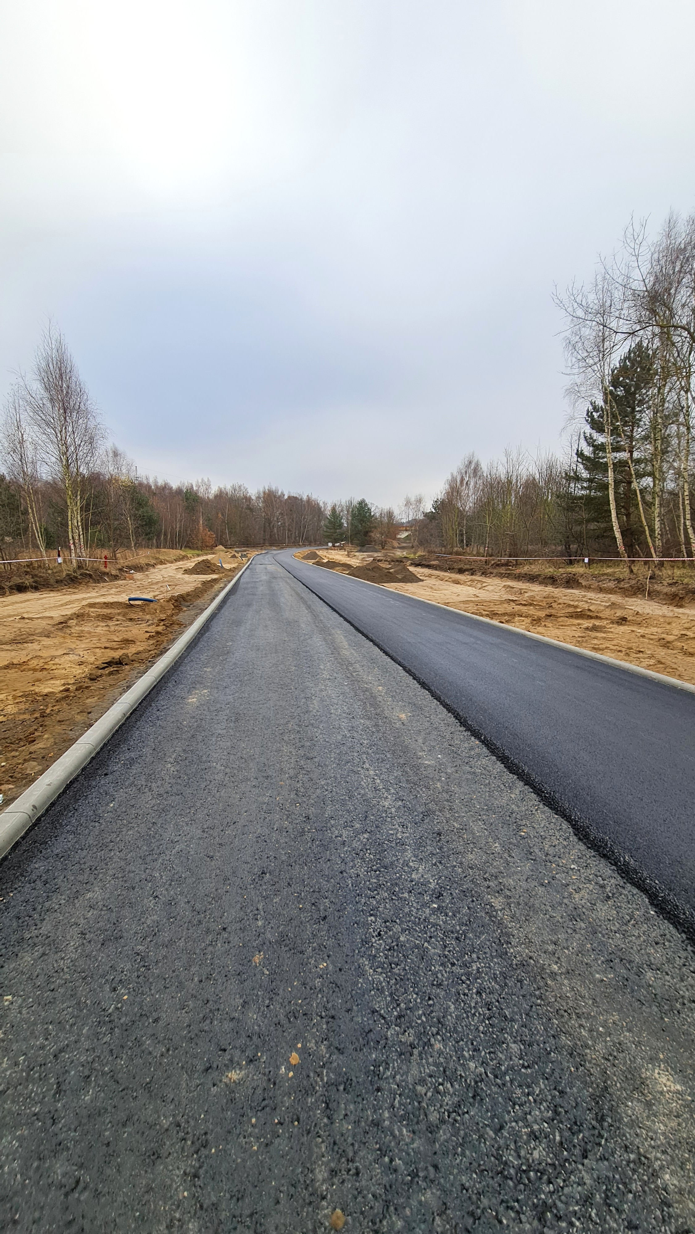 Prace przy nakładaniu nawierzchni bitumicznych.