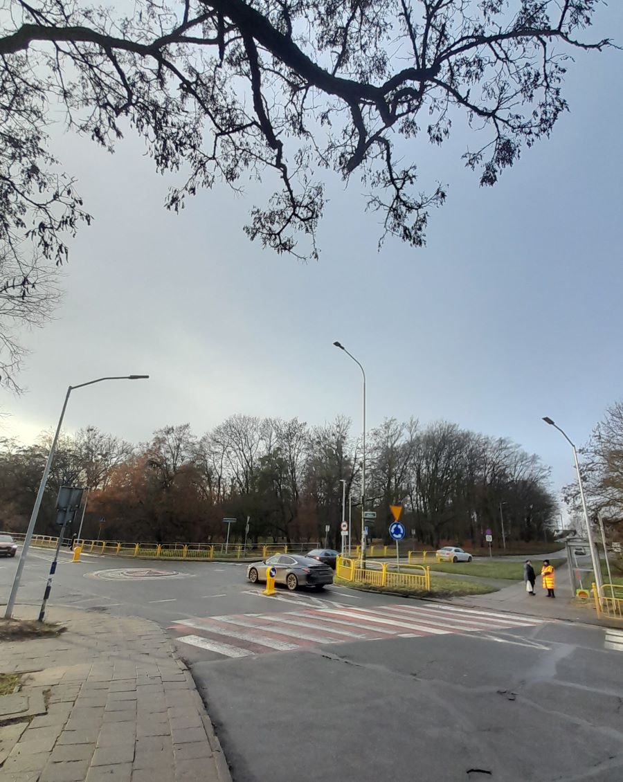 Oświetlenie zainstalowane przy przejściu dla pieszych Oświetlenie zainstalowane przy przejściu dla pieszych