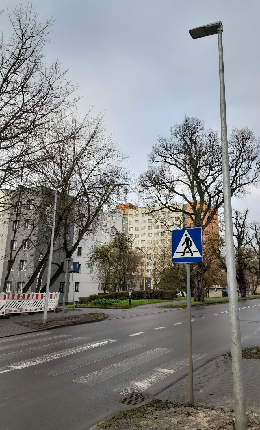 Oświetlenie zainstalowane przy przejściu dla pieszych Oświetlenie zainstalowane przy przejściu dla pieszych