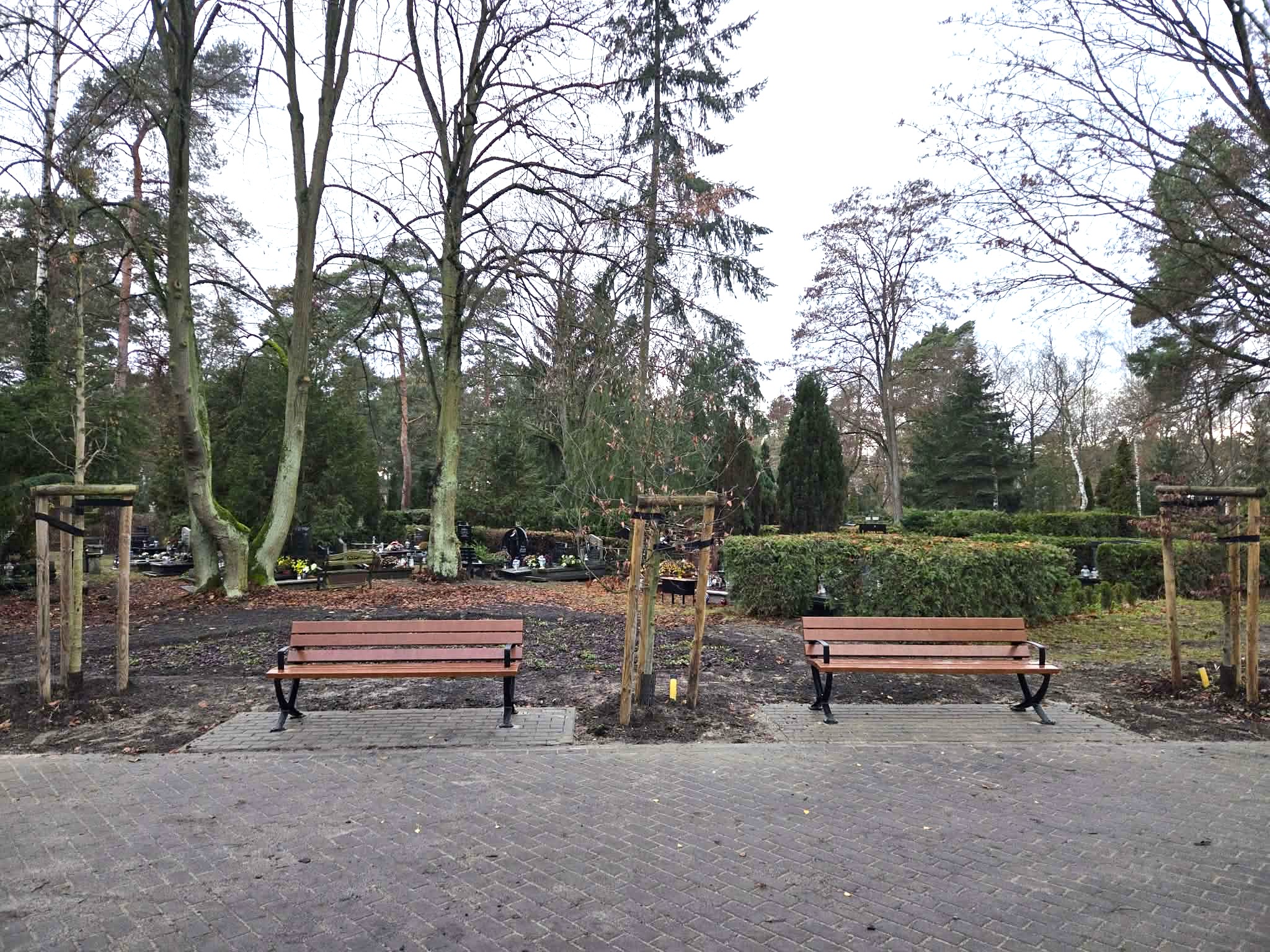 Główna aleja cmentarna została przebudowana. Główna aleja cmentarna została przebudowana.