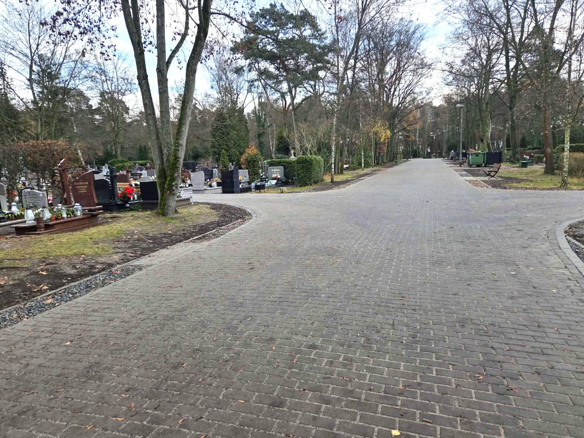 Główna aleja cmentarna została przebudowana. Główna aleja cmentarna została przebudowana.