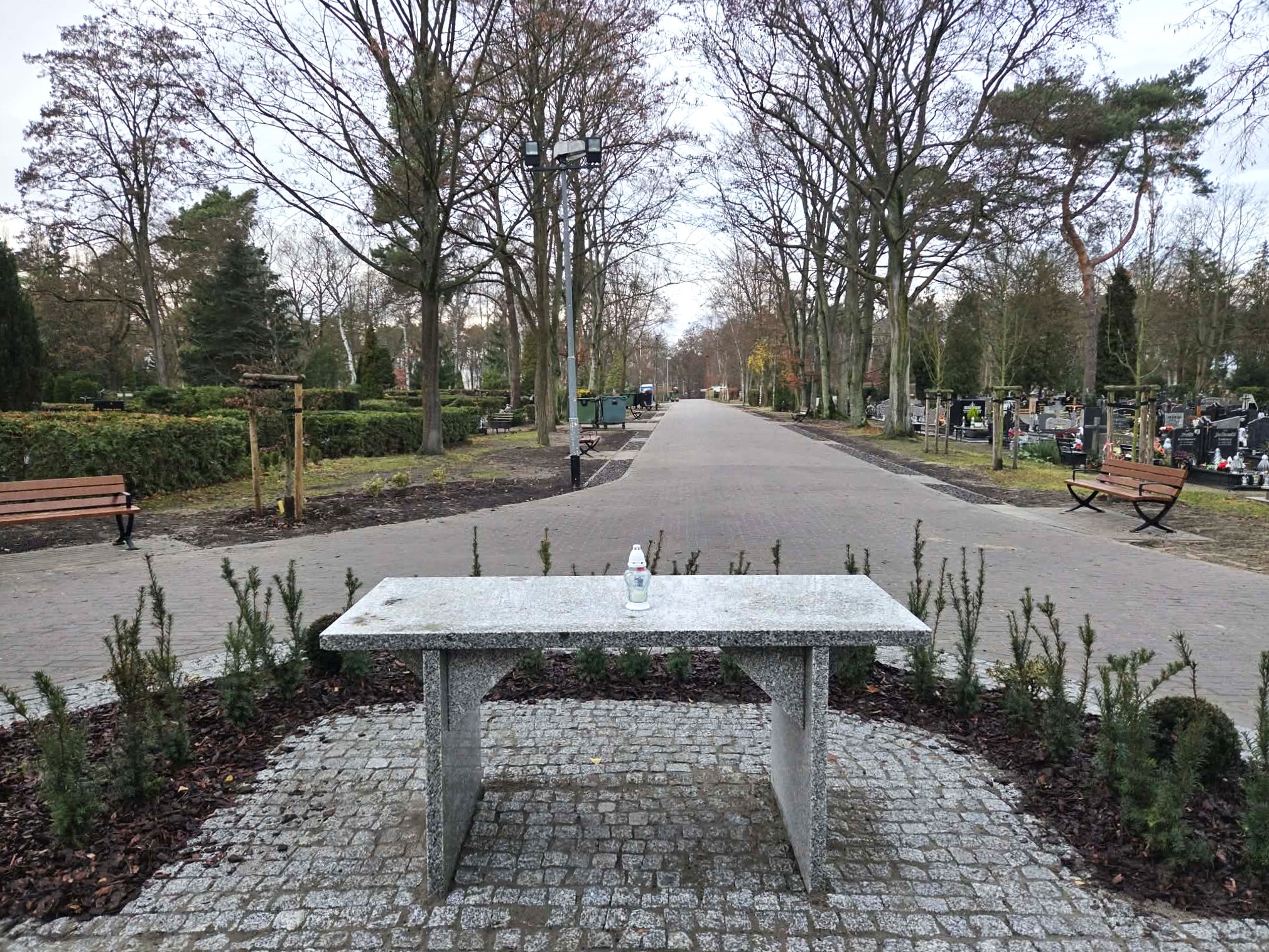 Główna aleja cmentarna została przebudowana. Główna aleja cmentarna została przebudowana.