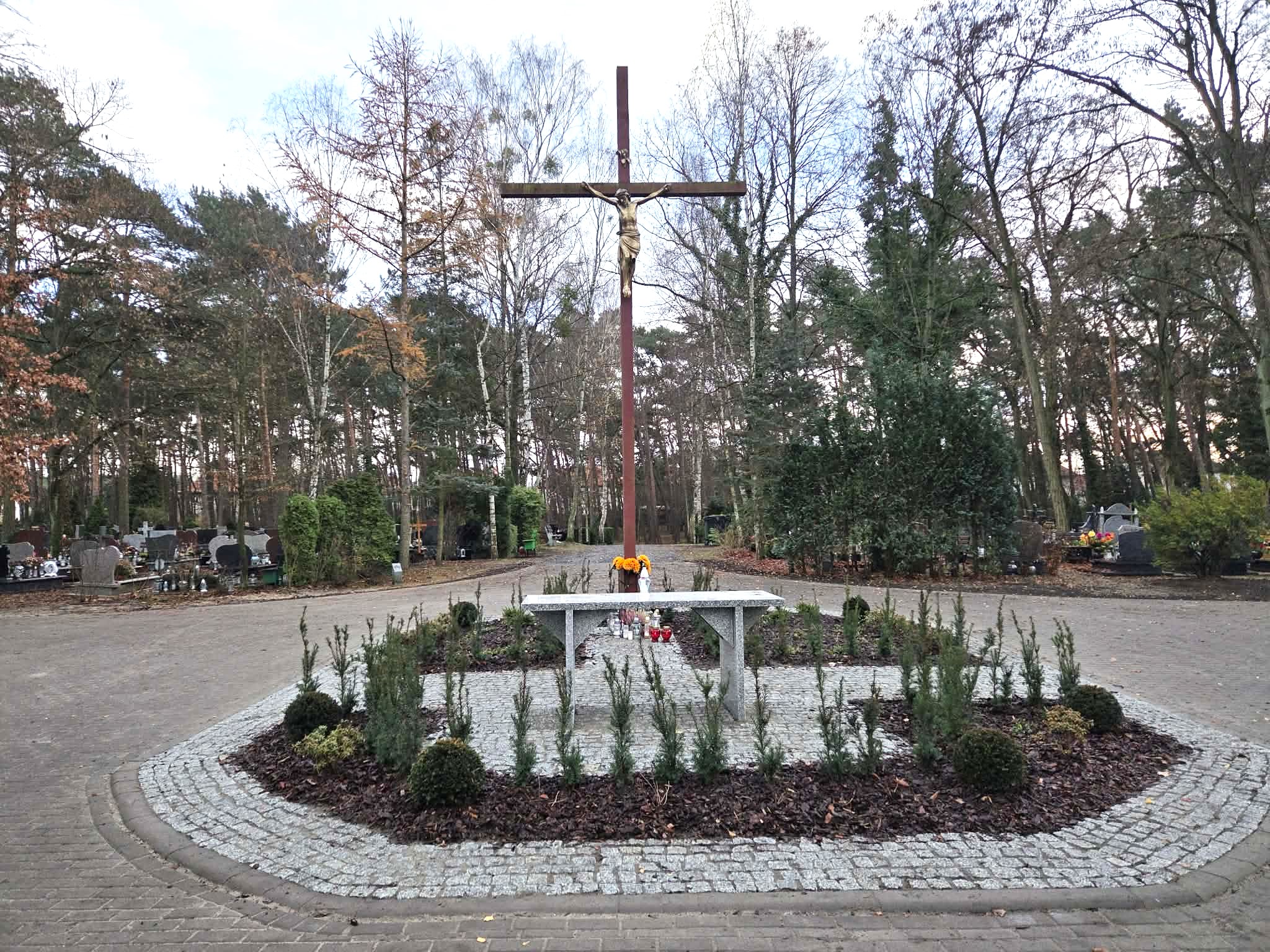 Główna aleja cmentarna została przebudowana. Główna aleja cmentarna została przebudowana.