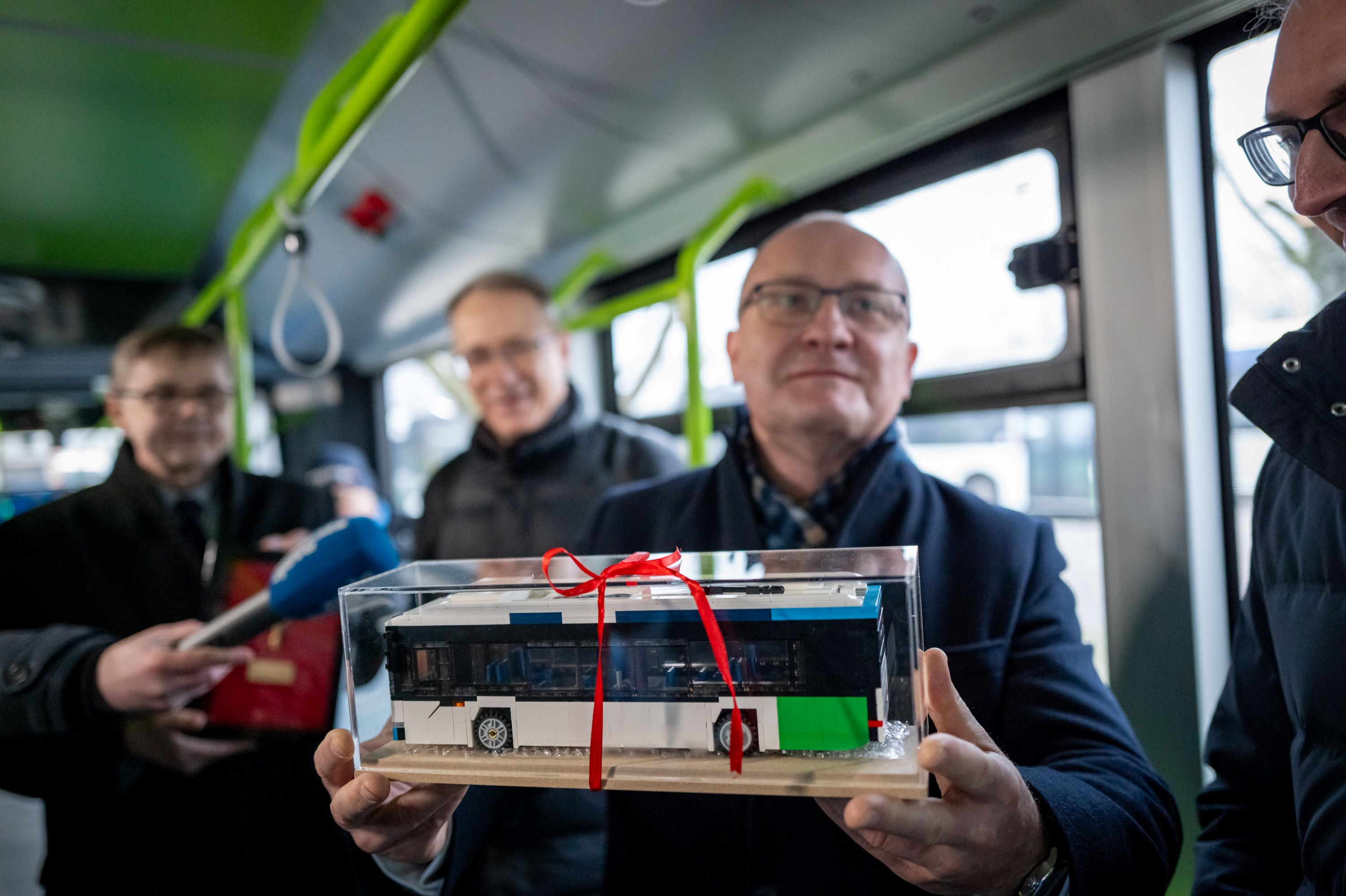 Prezentacja nowych autobusów z udziałem prezydenta Szczecina Piotra Krzystka. Prezentacja nowych autobusów z udziałem prezydenta Szczecina Piotra Krzystka.