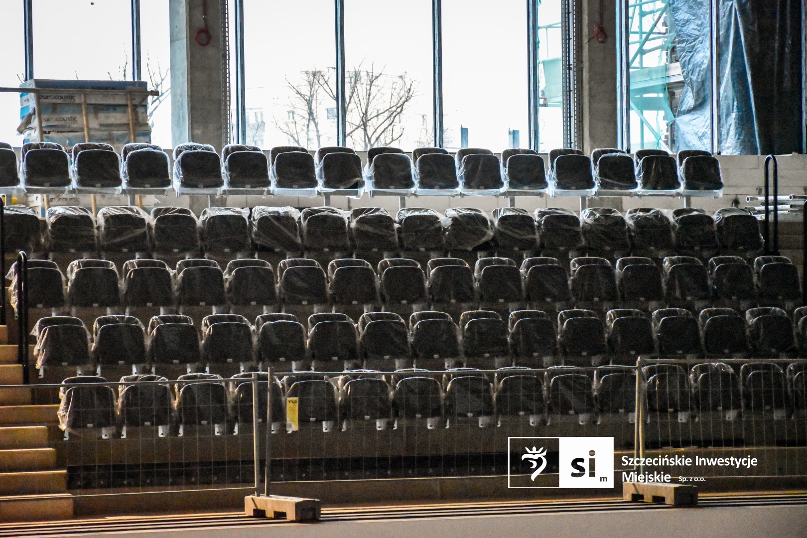 Na budowie Szczecińskiego Domu Sportu montowane są krzesełka na trybunach, a w hali basenowej trwa instalacja przegrody basenowej.