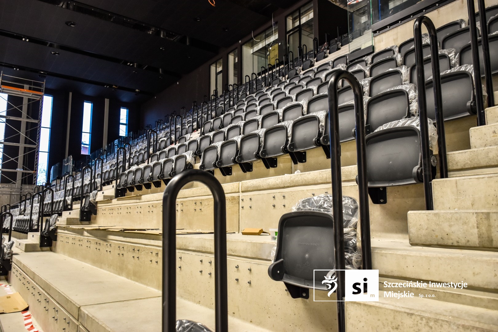 Na budowie Szczecińskiego Domu Sportu montowane są krzesełka na trybunach, a w hali basenowej trwa instalacja przegrody basenowej.