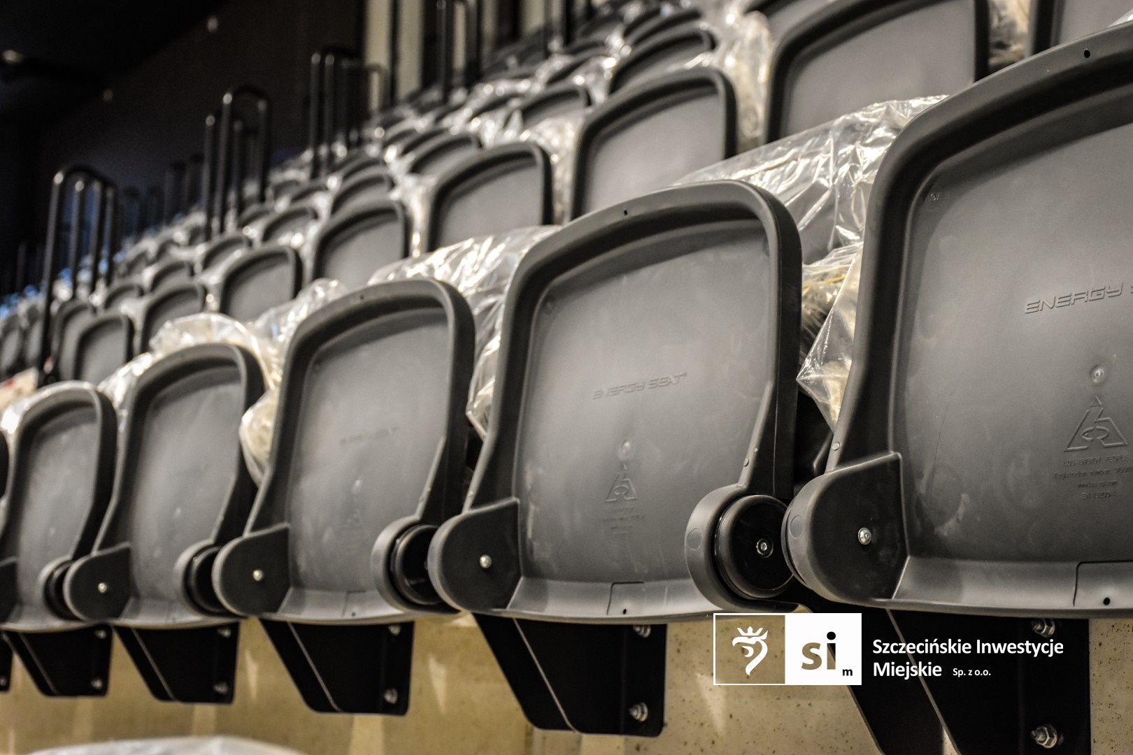 Na budowie Szczecińskiego Domu Sportu montowane są krzesełka na trybunach, a w hali basenowej trwa instalacja przegrody basenowej.