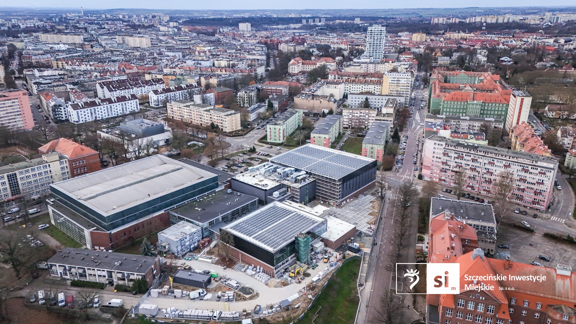 Na budowie Szczecińskiego Domu Sportu montowane są krzesełka na trybunach, a w hali basenowej trwa instalacja przegrody basenowej.