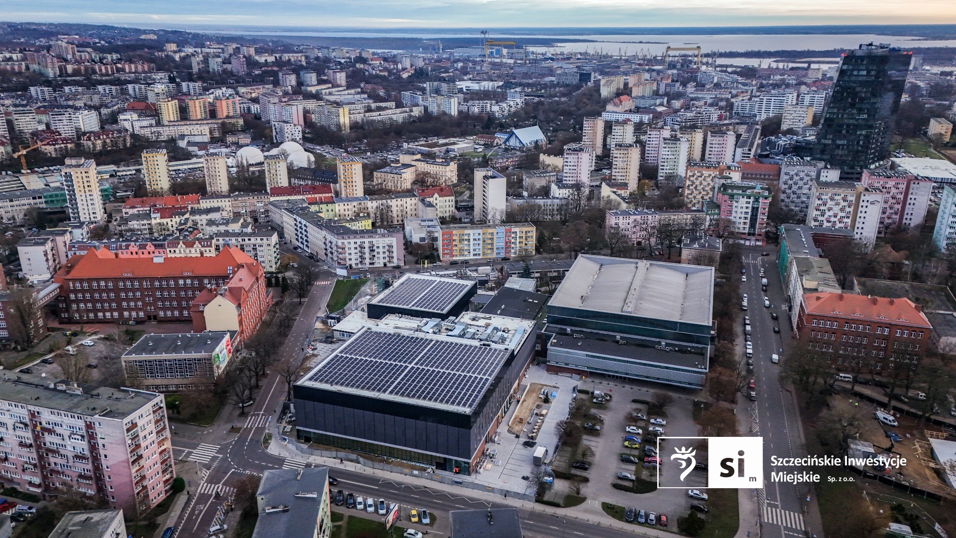 Na budowie Szczecińskiego Domu Sportu montowane są krzesełka na trybunach, a w hali basenowej trwa instalacja przegrody basenowej.