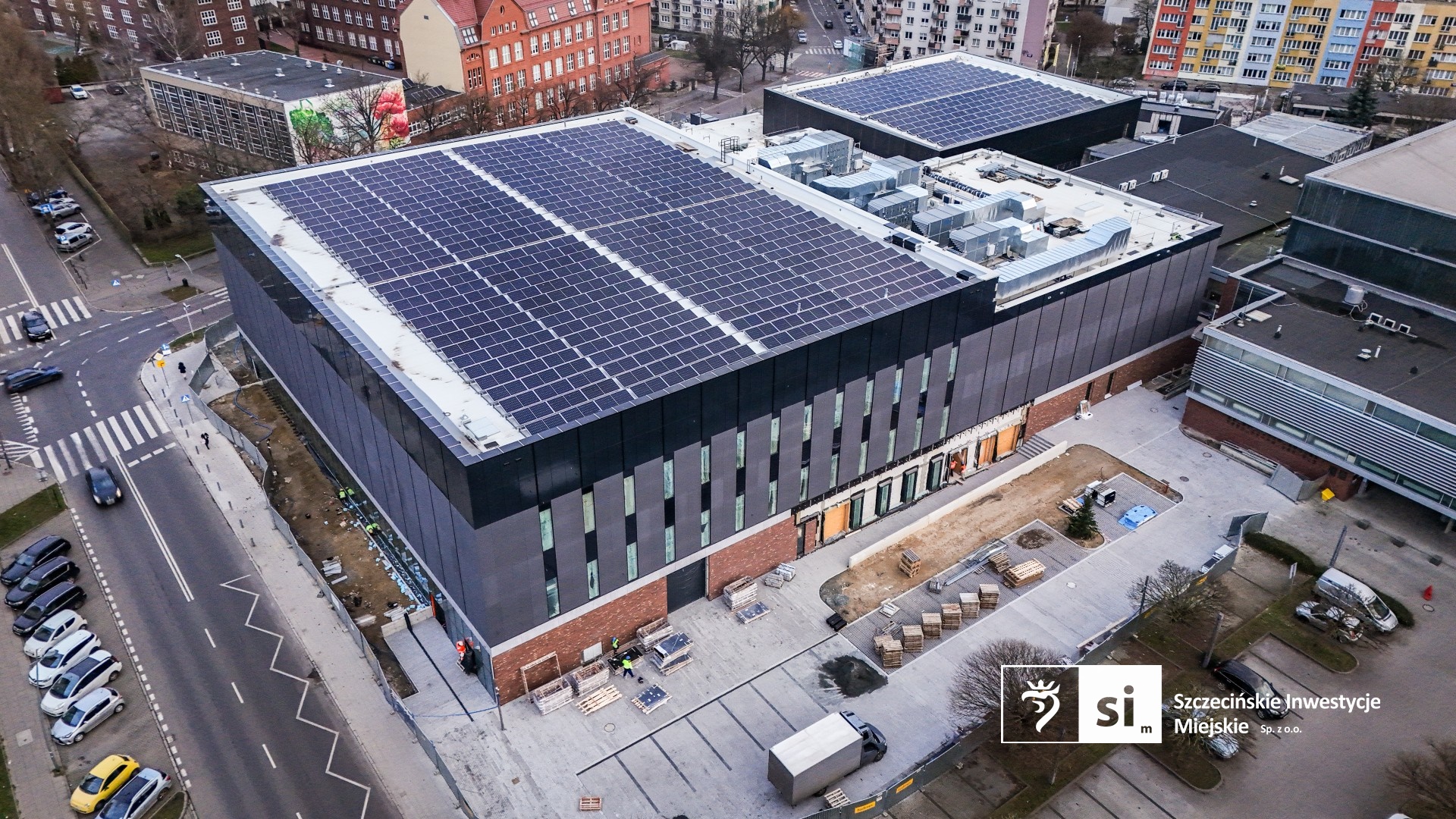 Na budowie Szczecińskiego Domu Sportu montowane są krzesełka na trybunach, a w hali basenowej trwa instalacja przegrody basenowej.