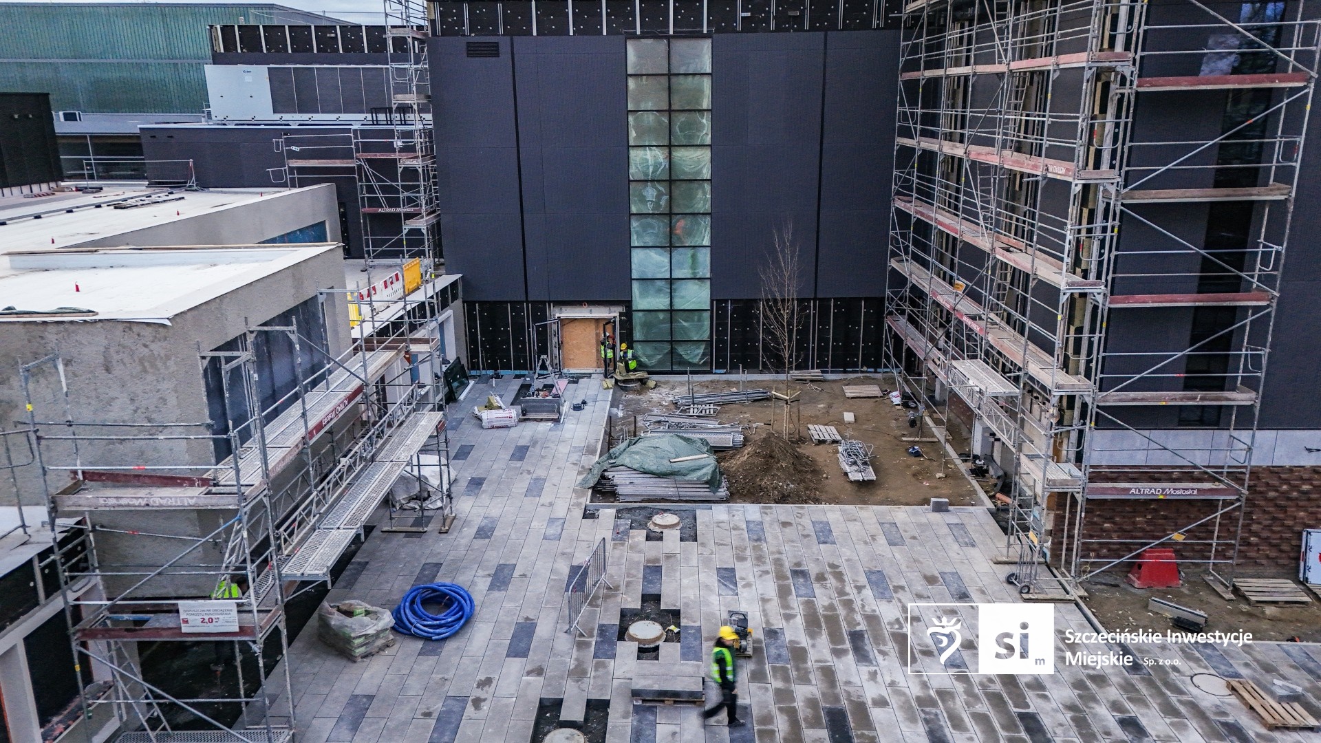 Na budowie Szczecińskiego Domu Sportu montowane są krzesełka na trybunach, a w hali basenowej trwa instalacja przegrody basenowej.