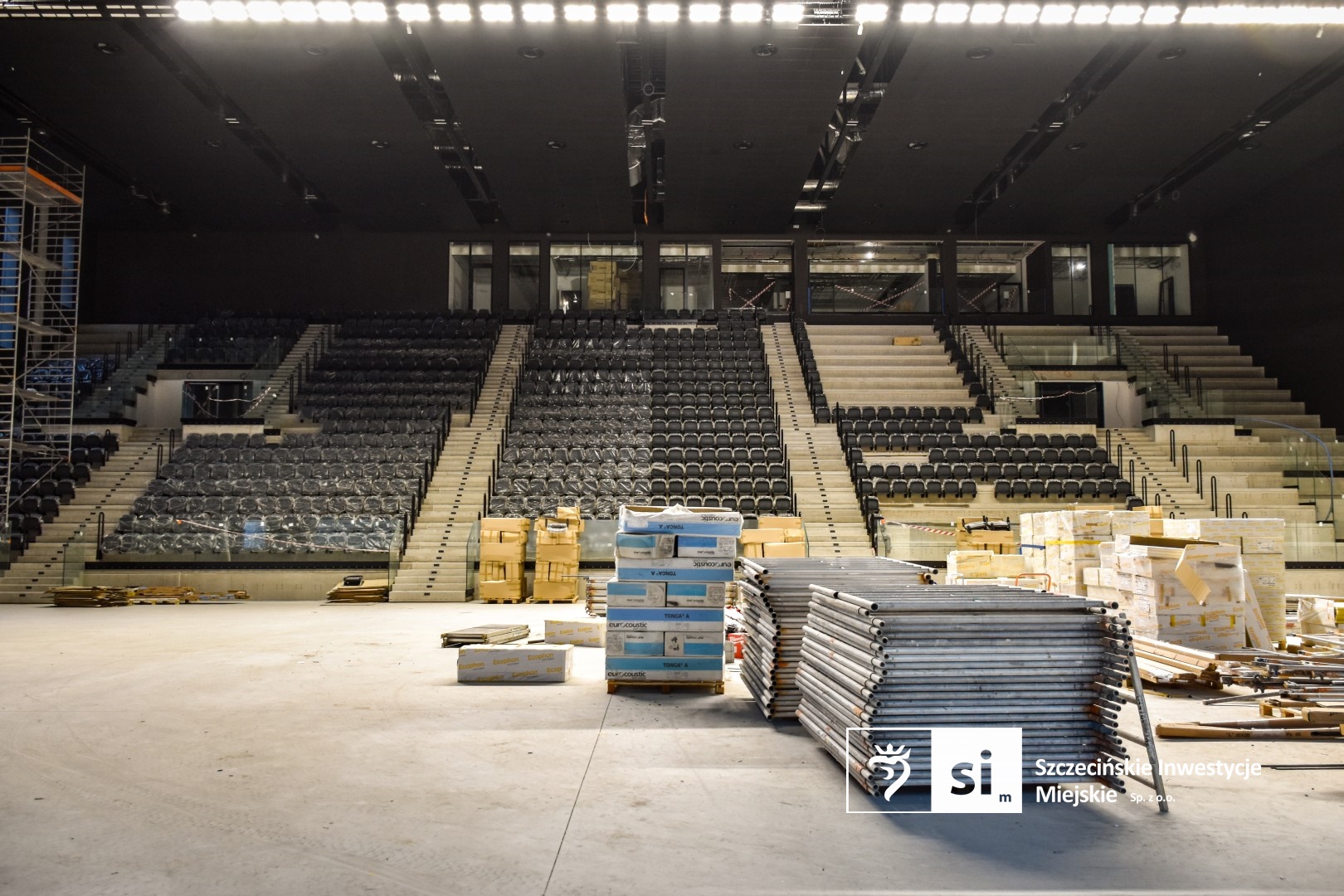 Na budowie Szczecińskiego Domu Sportu montowane są krzesełka na trybunach, a w hali basenowej trwa instalacja przegrody basenowej.